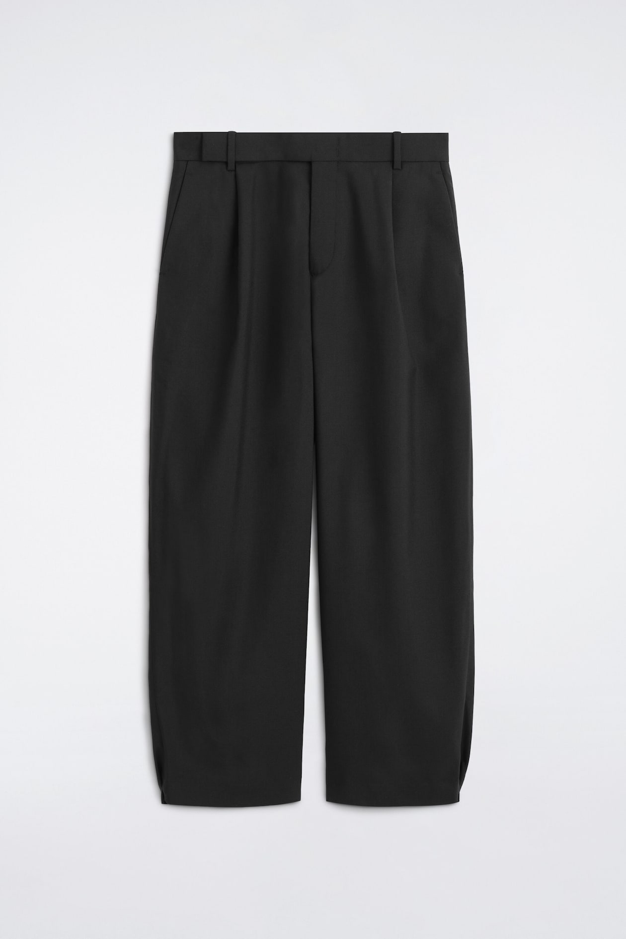Die BARREL-LEG-HOSE MIT GÜRTELDETAIL AUS WOLLE UND LOCKERER PASSFORM ist von vorne zu sehen und zeigt eine entspannte, geschwungene Barrel-Leg-Silhouette in schwarzem Wollstoff. Die Hose verfügt über einen strukturierten Bund mit Gürtelschlaufen, Bundfalten vorne, seitliche Eingrifftaschen und einen verdeckten Frontverschluss.