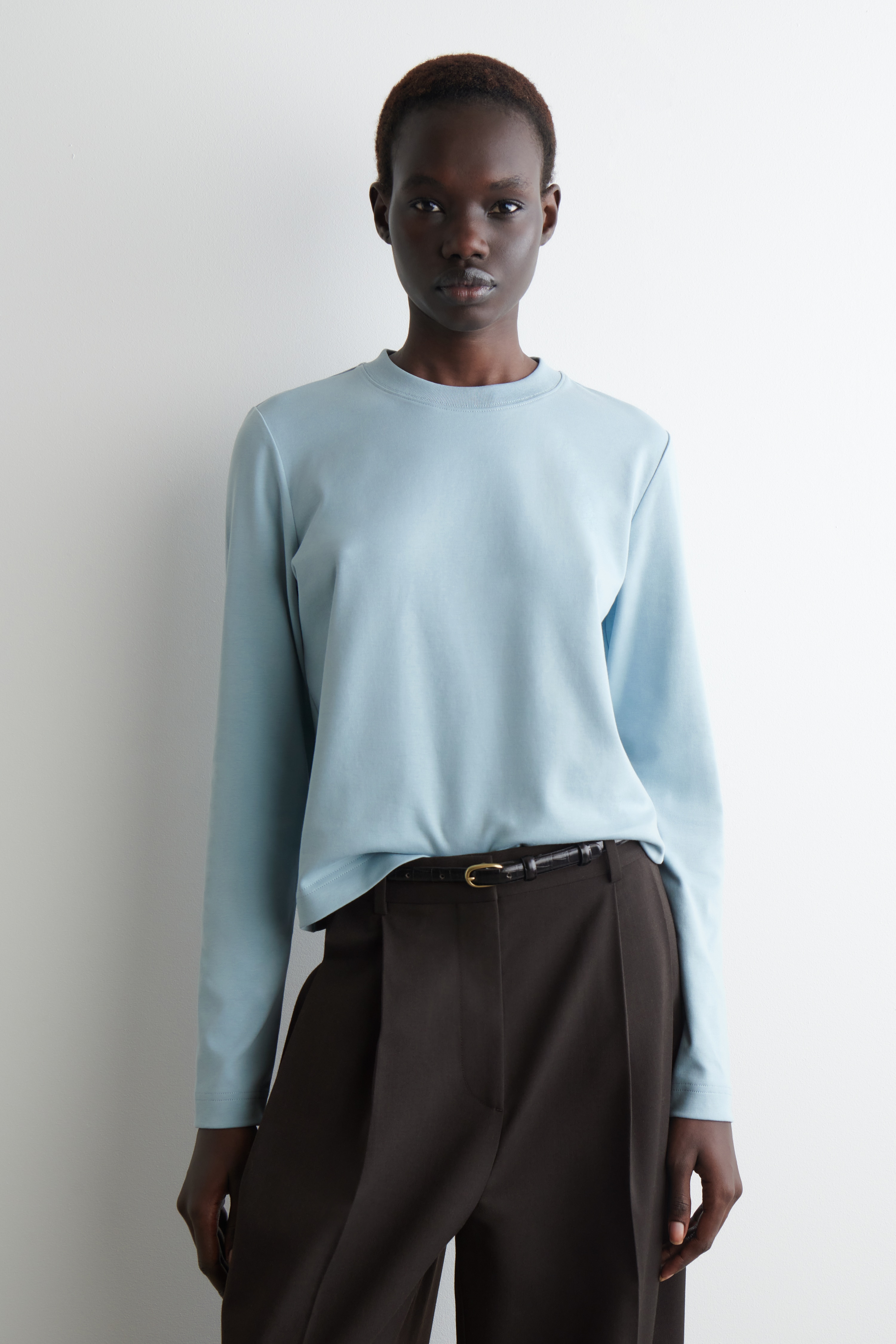 TRIČKO S DLOUHÝMI RUKÁVY S ČISTÝM STŘIHEM - SVĚTLE MODRÁ/BÍLÁ / HNĚDÁ/TMAVĚ MODRÁ / PRUHY