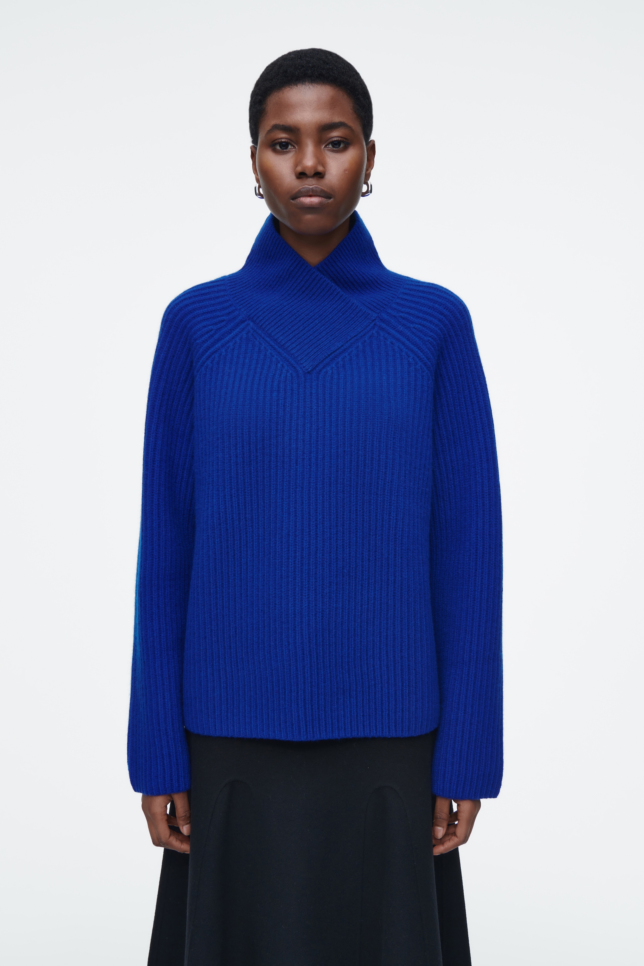 Agrandir l'image: PULL À COL CROISÉ EN LAINE MÉRINOS - BLEU COBALT - FEMME | H&M CH 1