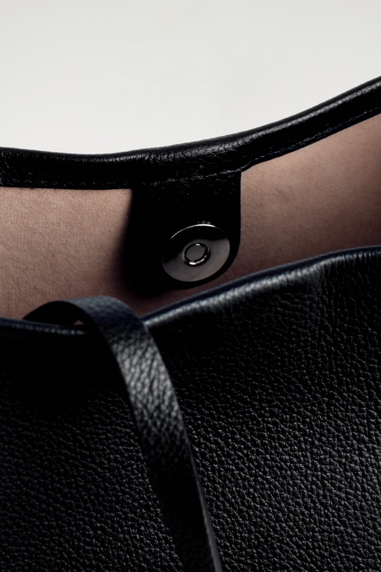 PARADIGM MICRO TOTE BAG - LEATHER — BLACK
