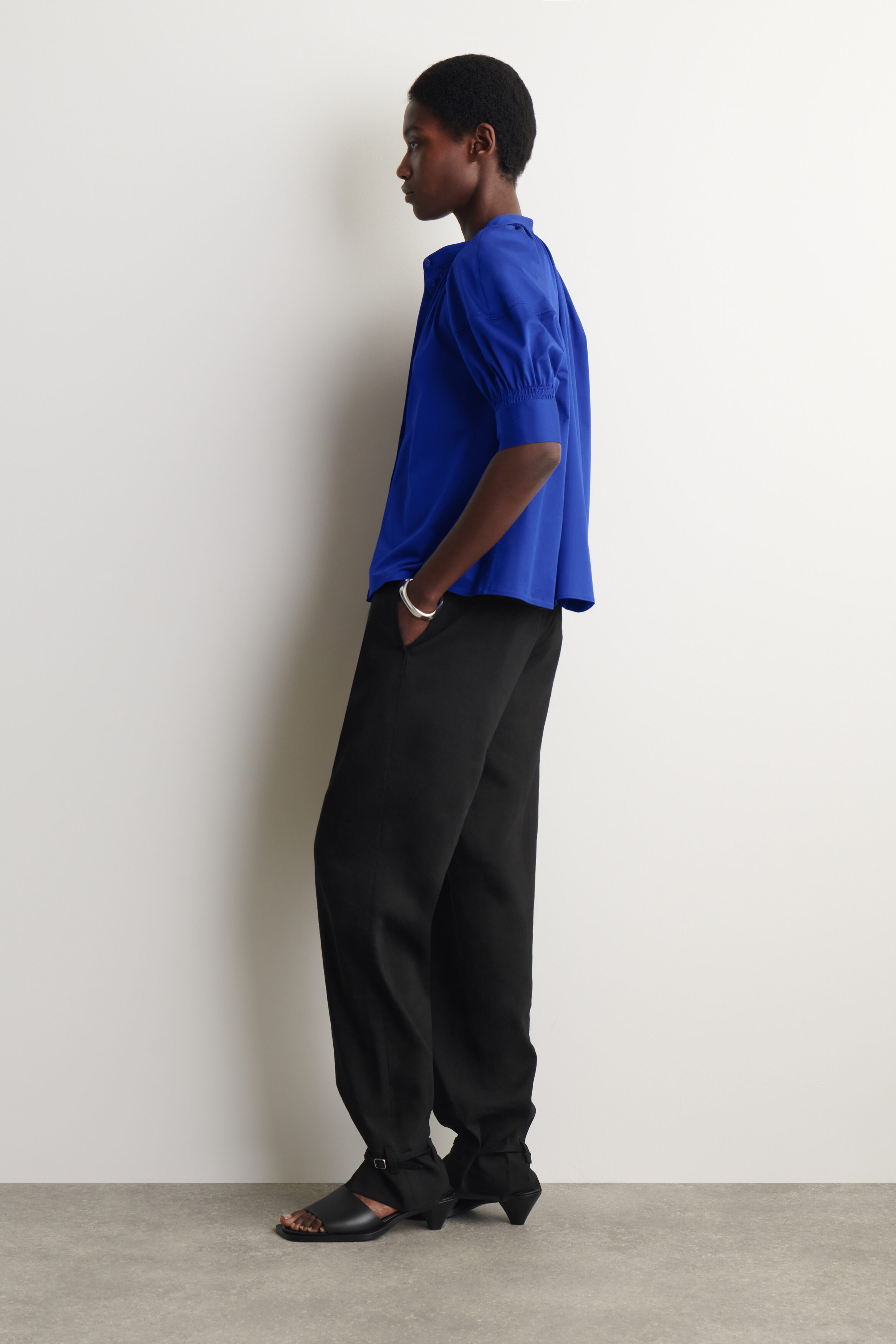 Bluelea Puff sleeve blouse  ロージーモンスター SMOCKED PUFF-SLEEVE BLOUSE - BLUE | COS CA