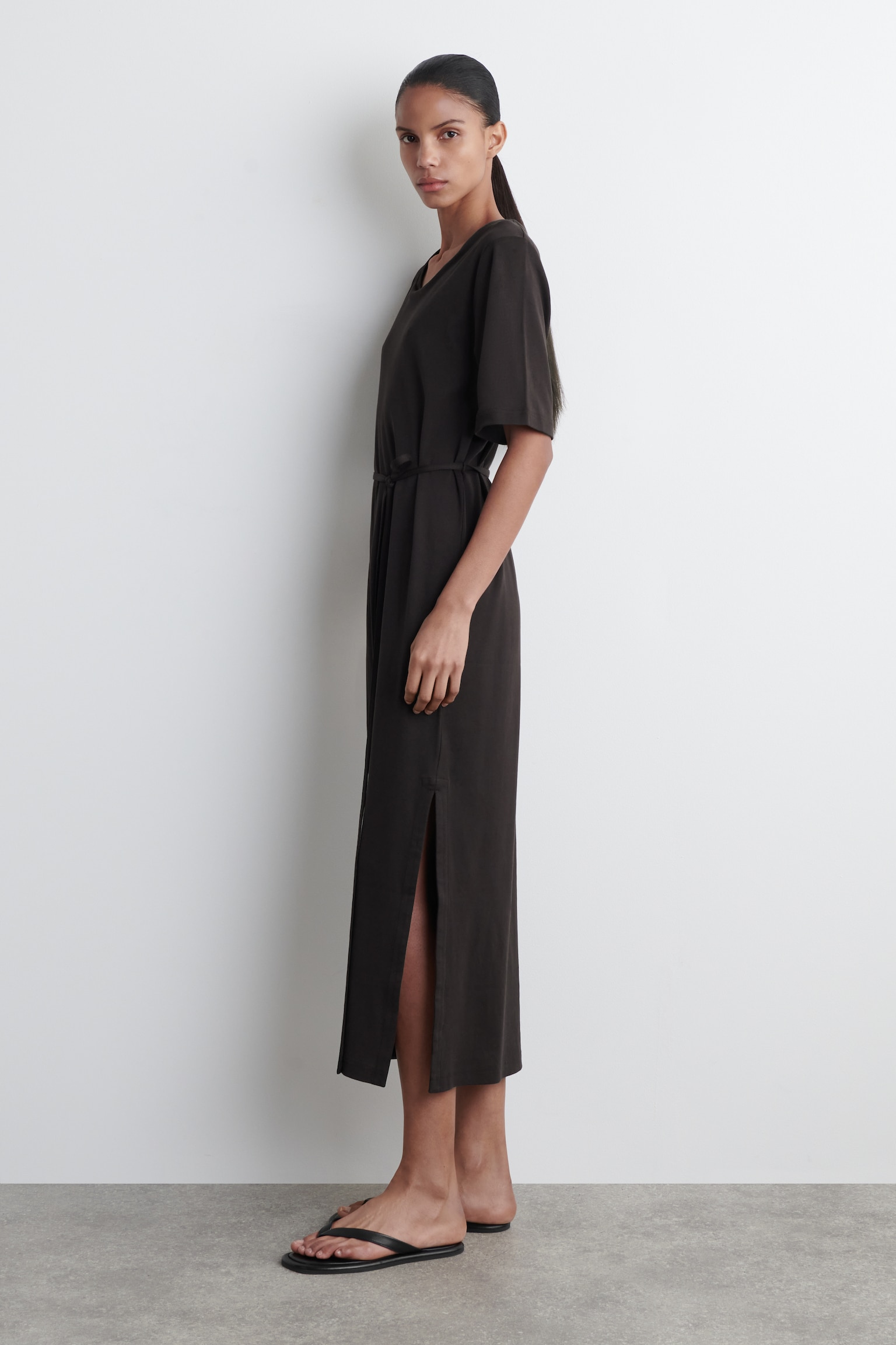 BELTED MIDI T-SHIRT DRESS - DARK BROWN/NAVY - 7