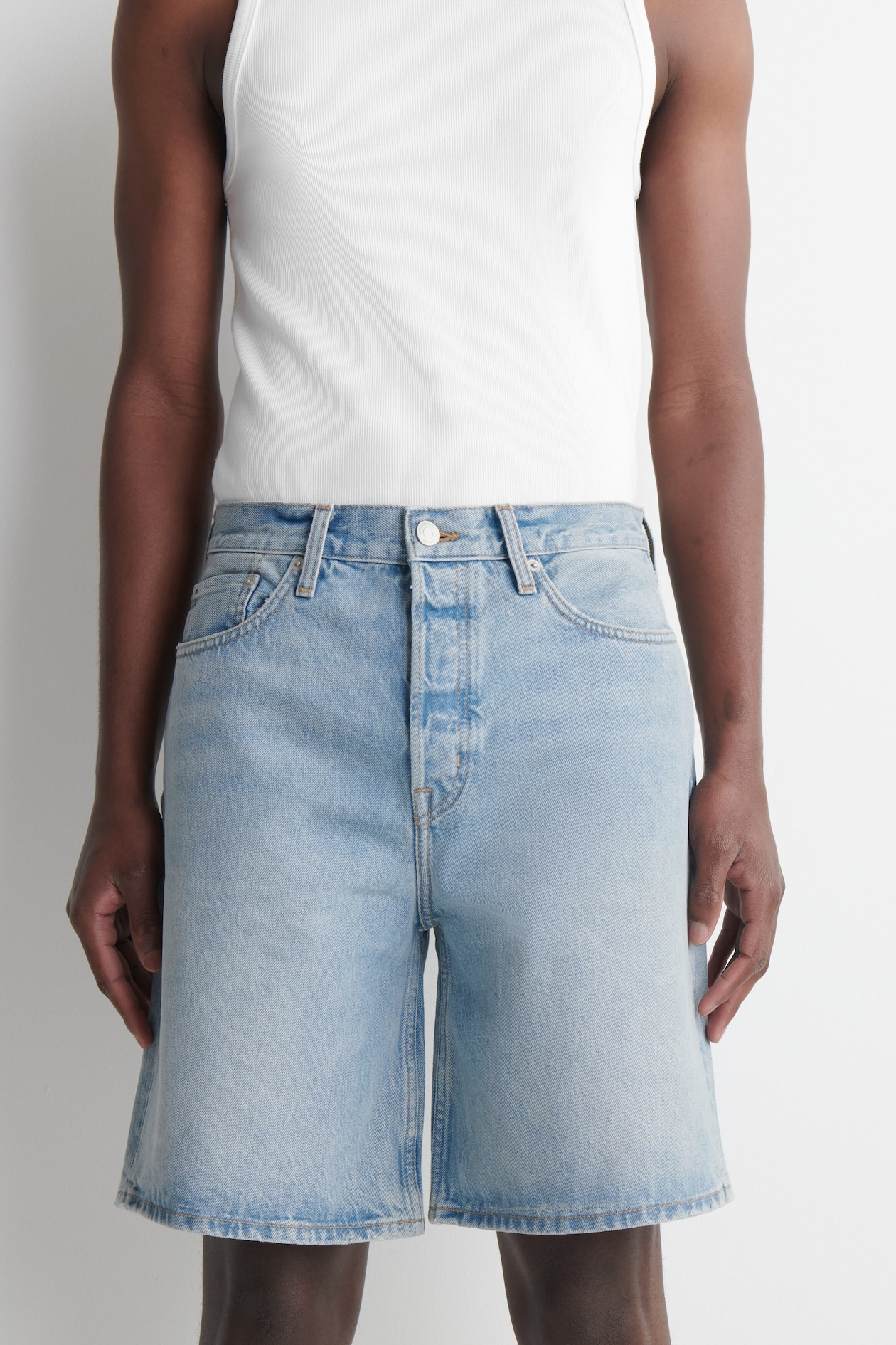 KNEE-LENGTH DENIM SHORTS — LIGHT BLUE