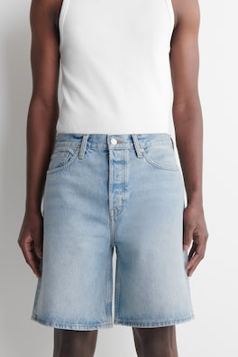 KNEE-LENGTH DENIM SHORTS — LIGHT BLUE 2