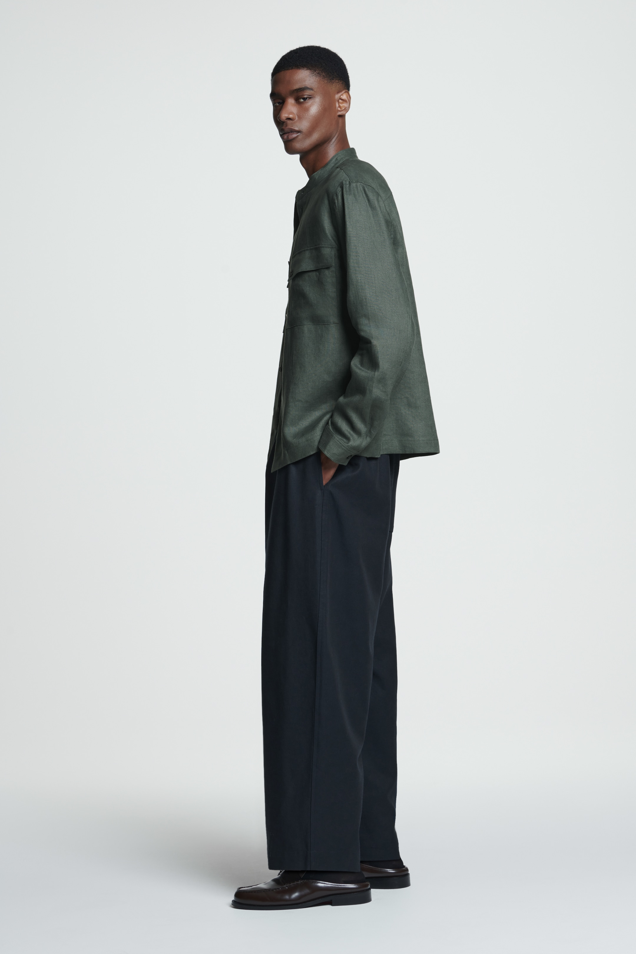 Nagyobb kép megtekintése: ÁLLÓGALLÉROS LEN ING - ZÖLD - FÉRFI | H&M HU 4