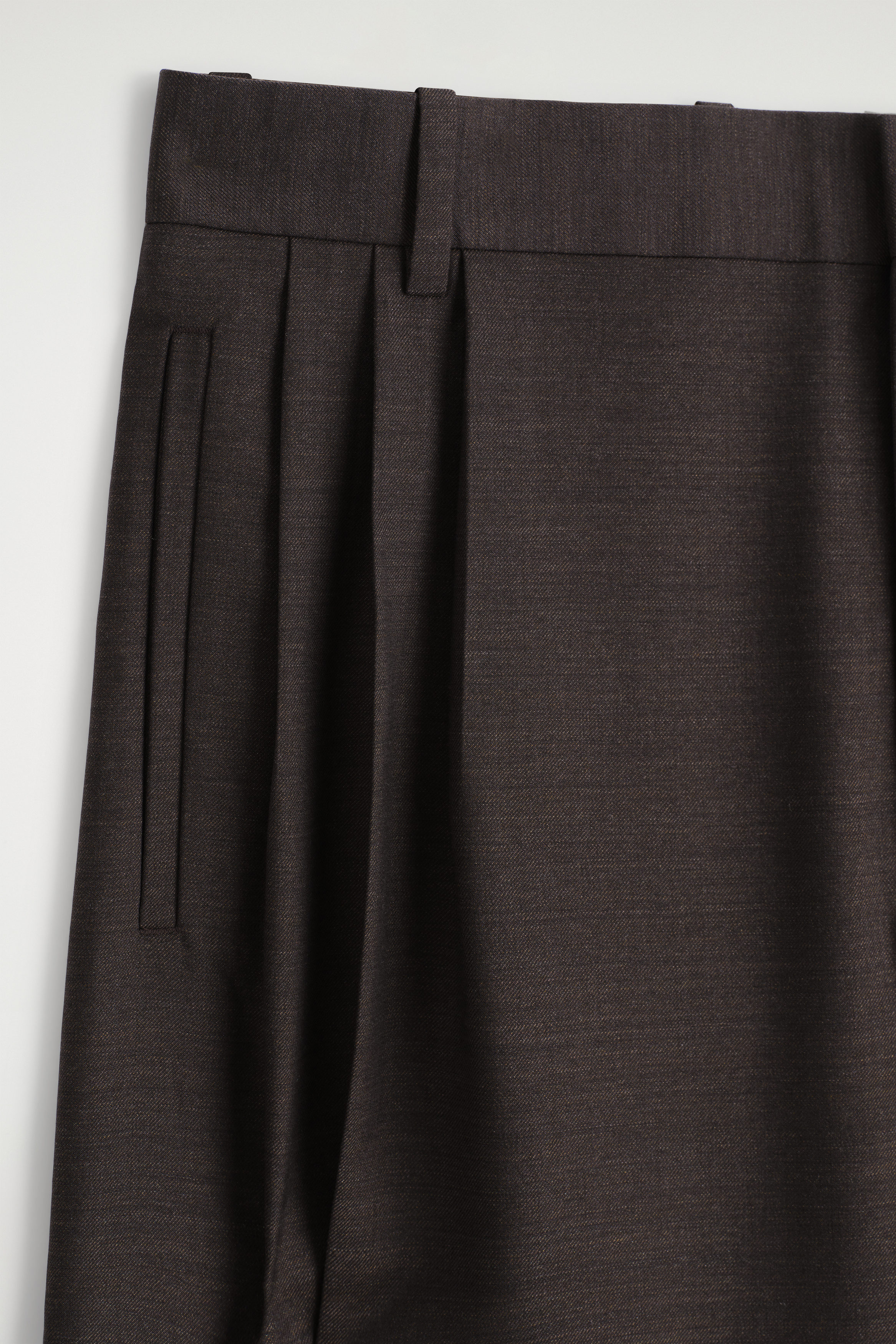 パンツ COS wide leg pleated wool trousers RELAXED PLEATED WOOL WIDE-LEG TROUSERS - DARK BROWN | COS