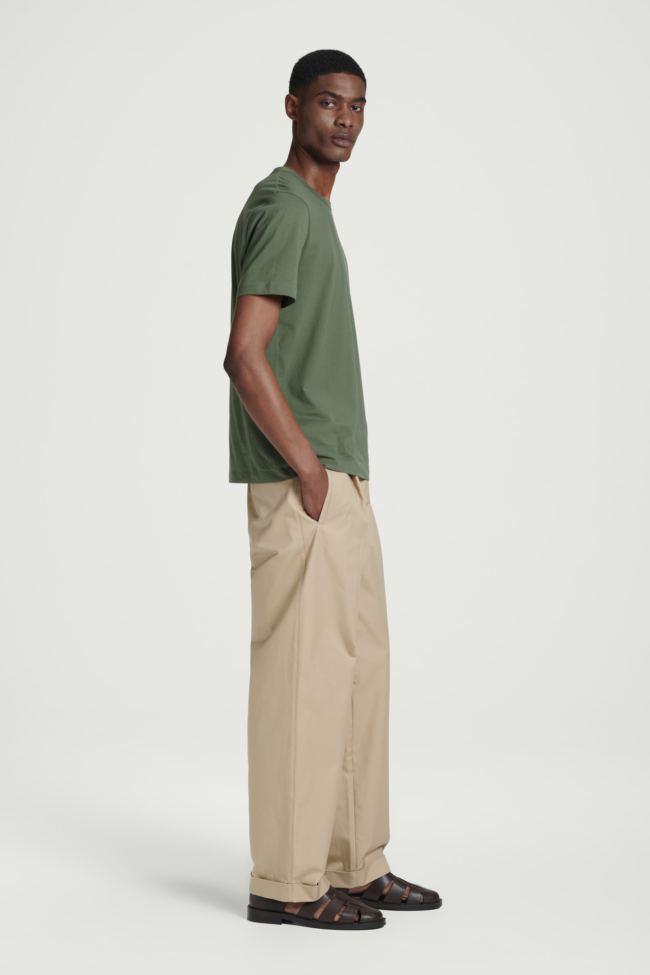 Zobraziť väčší obrázok: TRIČKO Z ČESANEJ BAVLNY REGULAR - KHAKI - MUŽI | H&M SK 2