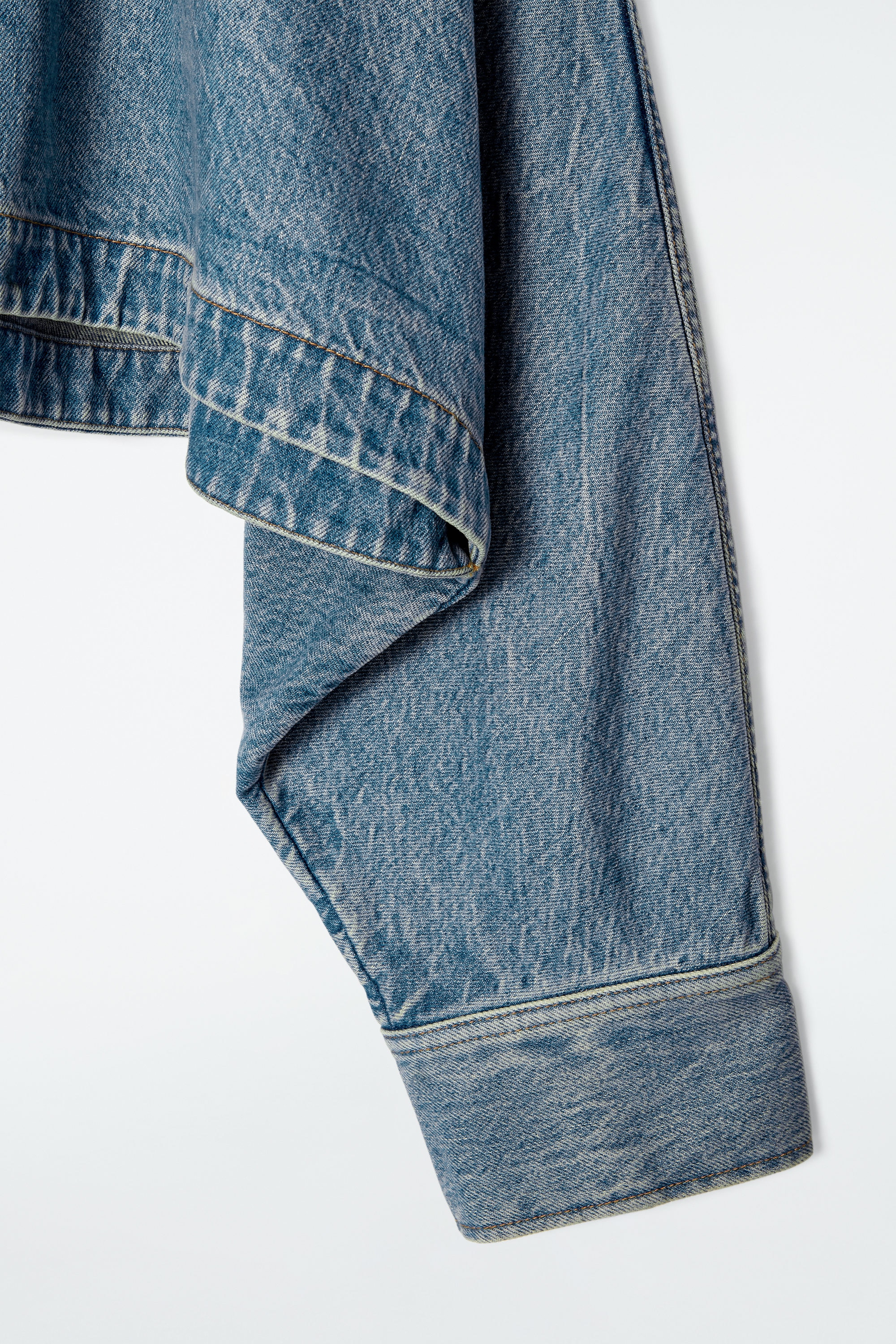 COS ショートデニムジャケット CROPPED DENIM JACKET クロップドデニムジャケット｜COS コス