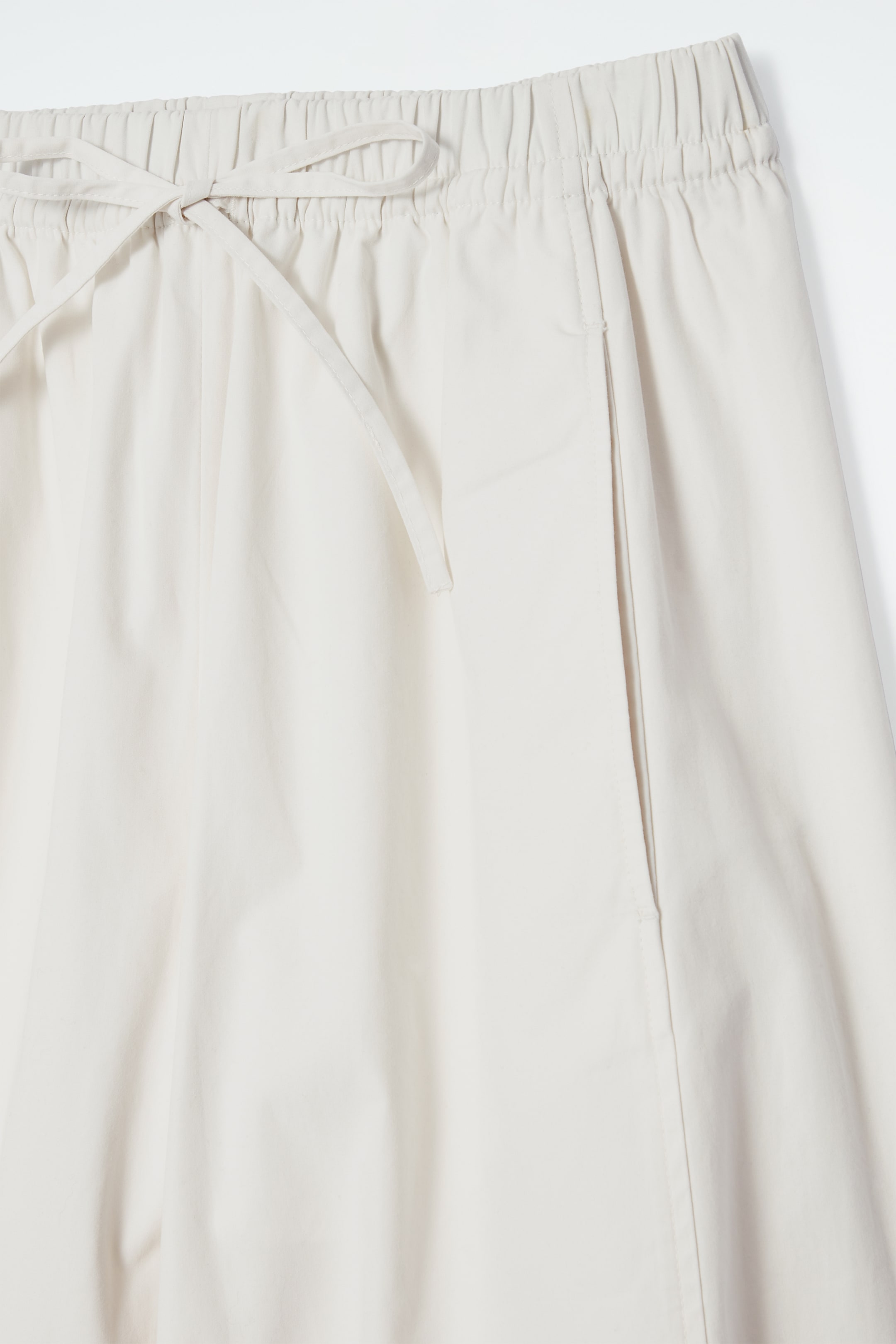 Visa större bild: VIDA BYXOR MED RESÅR I MIDJAN - BENVIT - DAM | H&M SE 6