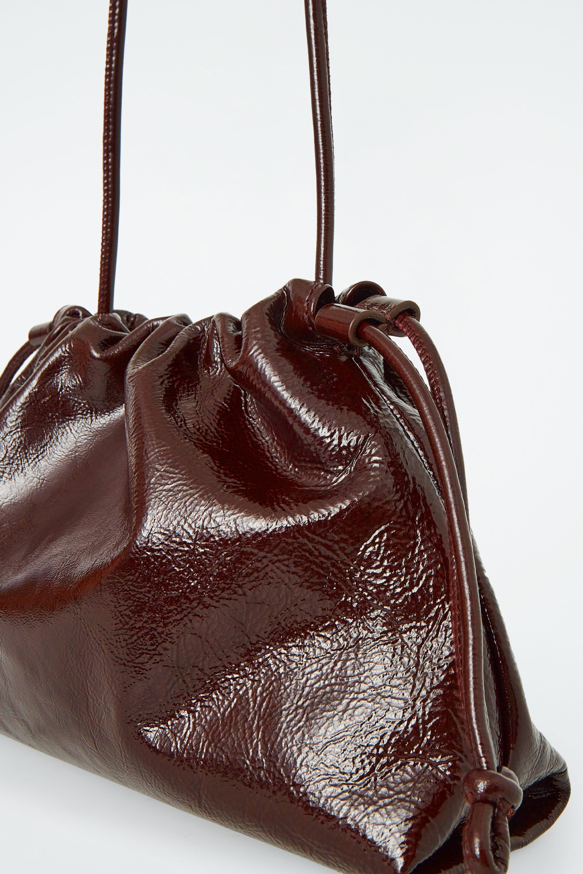 【関送込】COS ミニ カヴァテッリ クラッチバッグ - レザー MINI CAVATELLI CLUTCH BAG - LEATHER - BLACK | COS