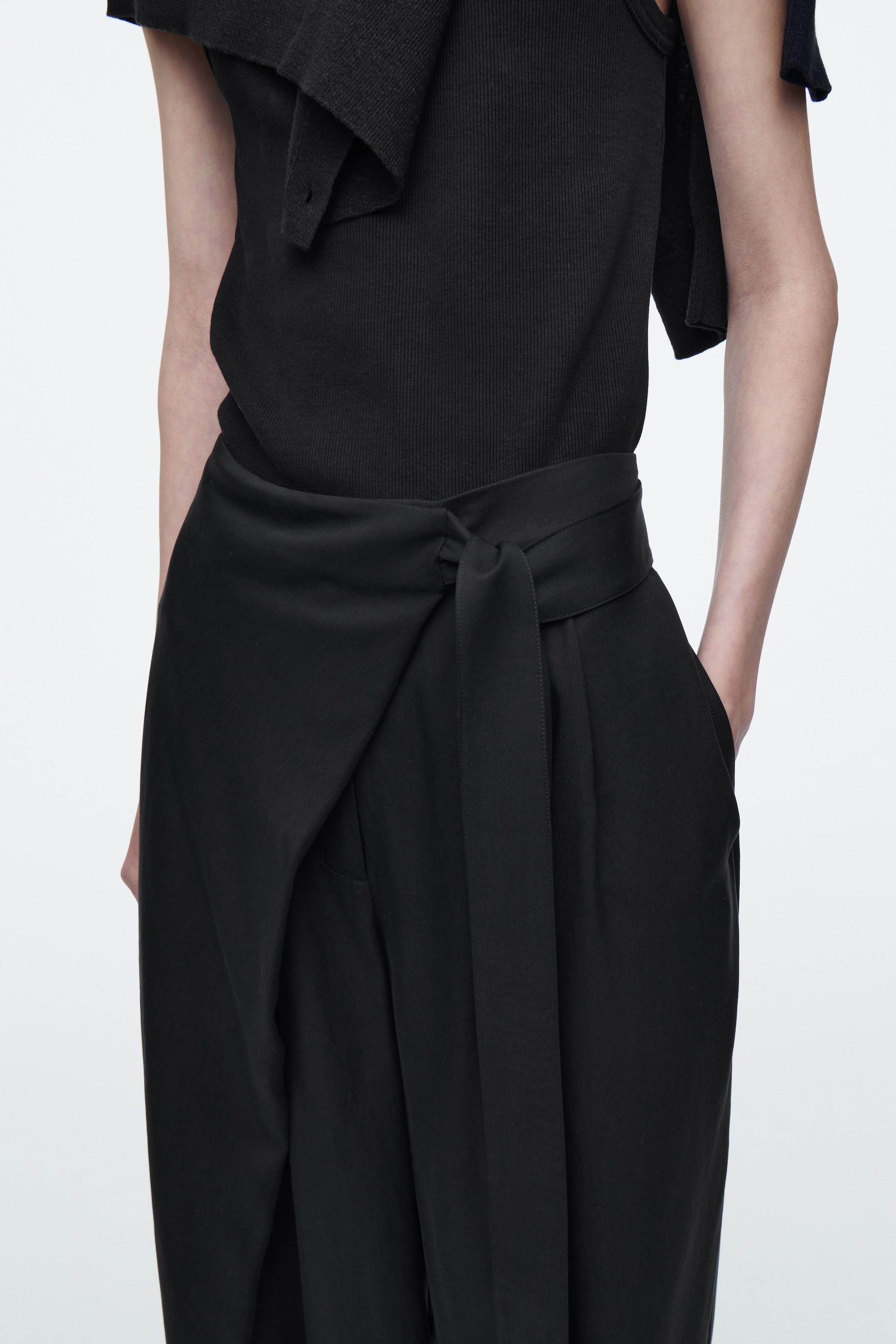 Agrandir l'image: PANTALON FLUIDE PORTEFEUILLE - NOIR - FEMME | H&M CH 2