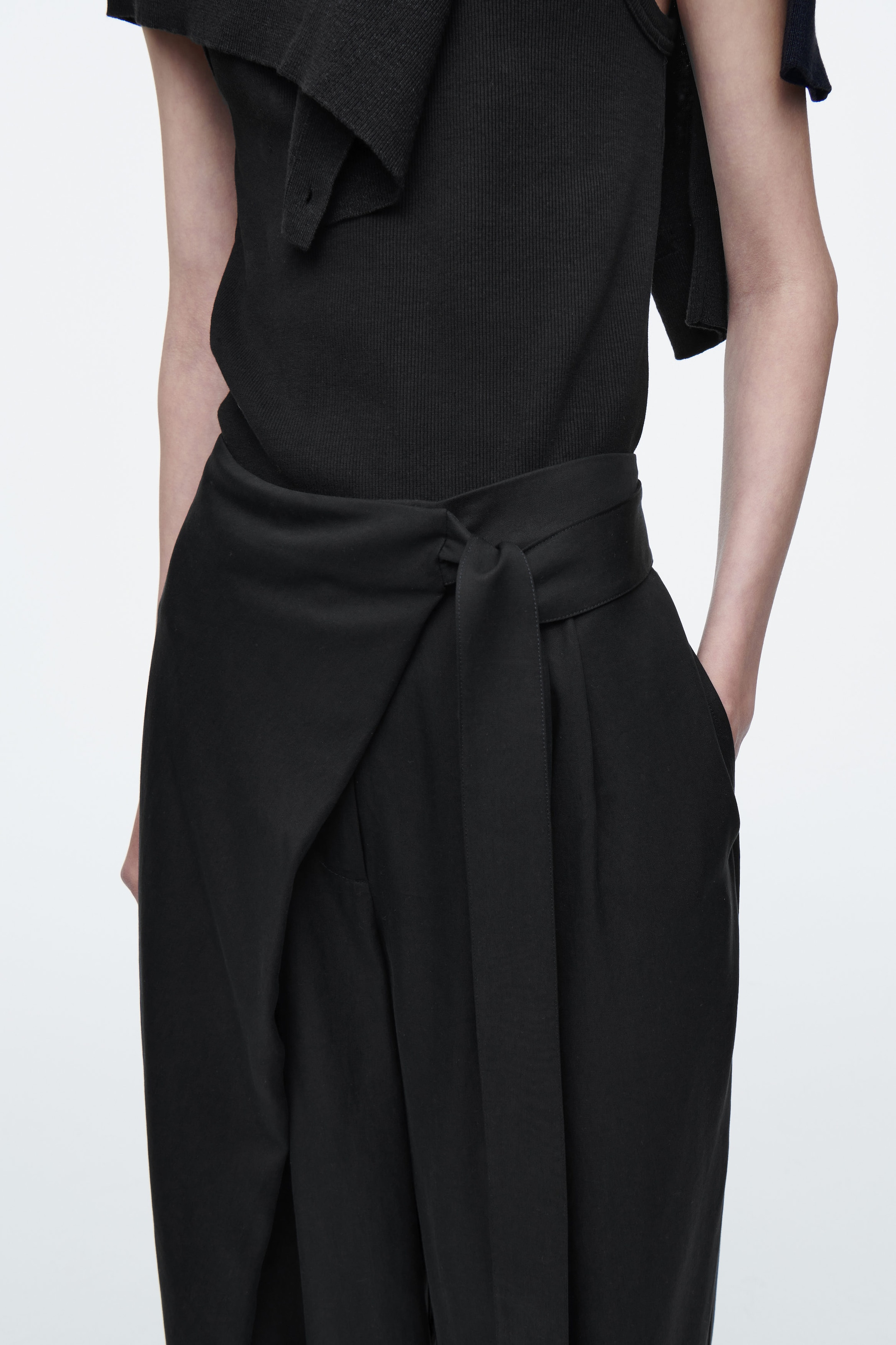 PANTALONES FLUIDOS CON FRONTAL CRUZADO