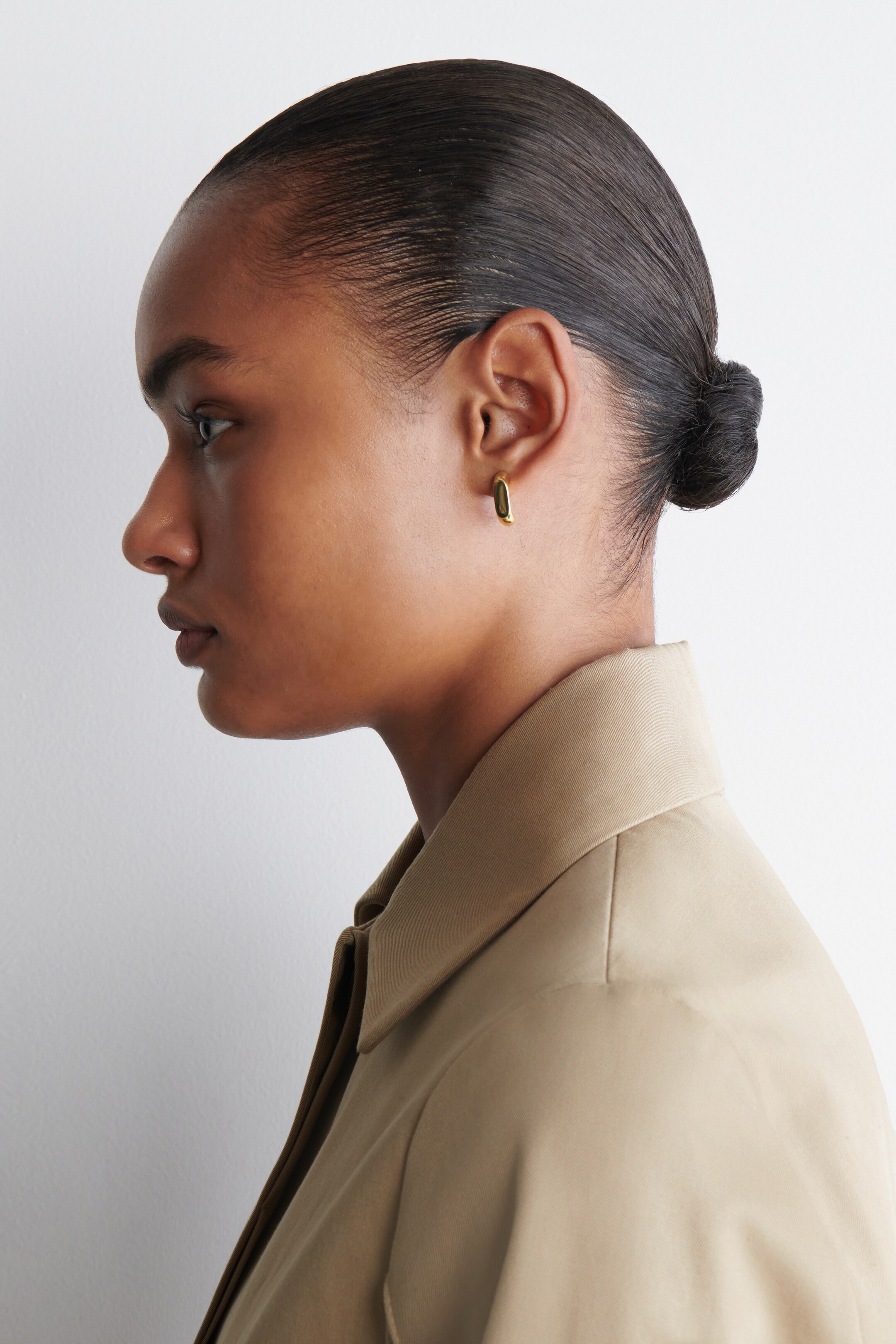 Visa större bild: HOOPS MED FACETTERADE KANTER - GULD - DAM | H&M SE 2
