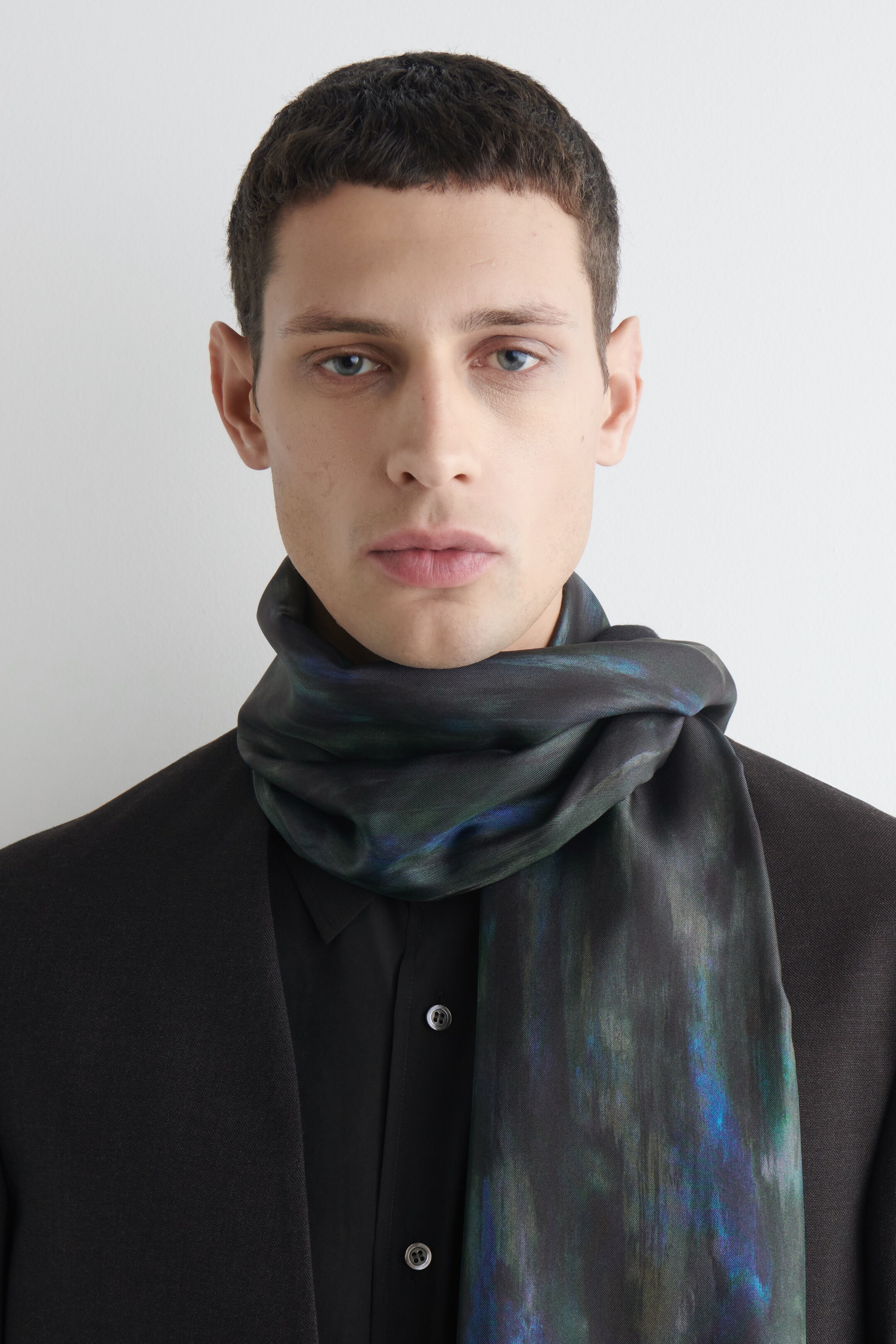 Zobrazit větší obrázek: PAINT-PRINT SILK SCARF - NÁMOŘNICKÁ MODRÁ / POTISK - MUŽI | H&M CZ 1