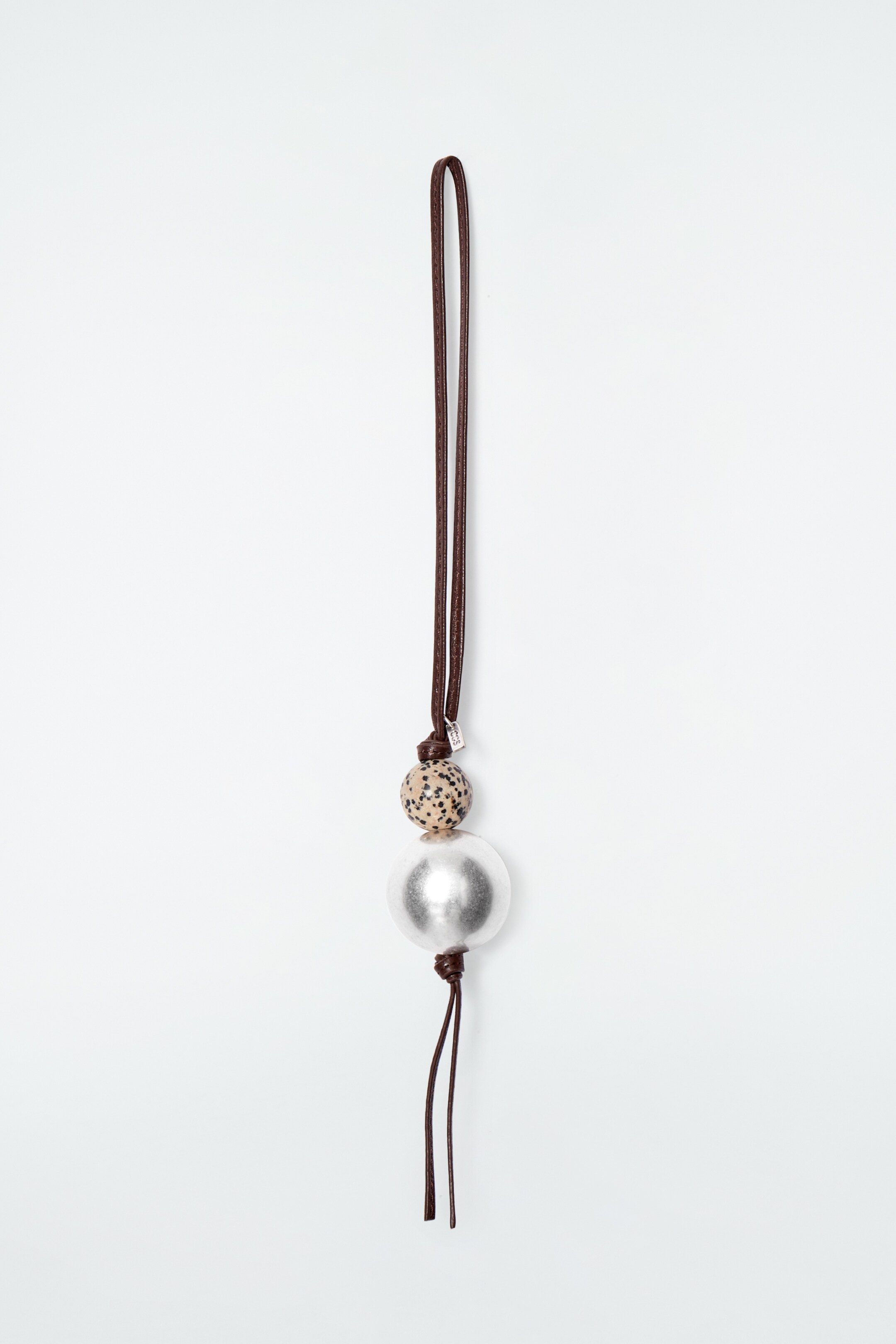 Größeres Bild ansehen: TASCHENANHÄNGER AUS LEDER MIT PERLEN - BRAUN - Ladies | H&M DE 1