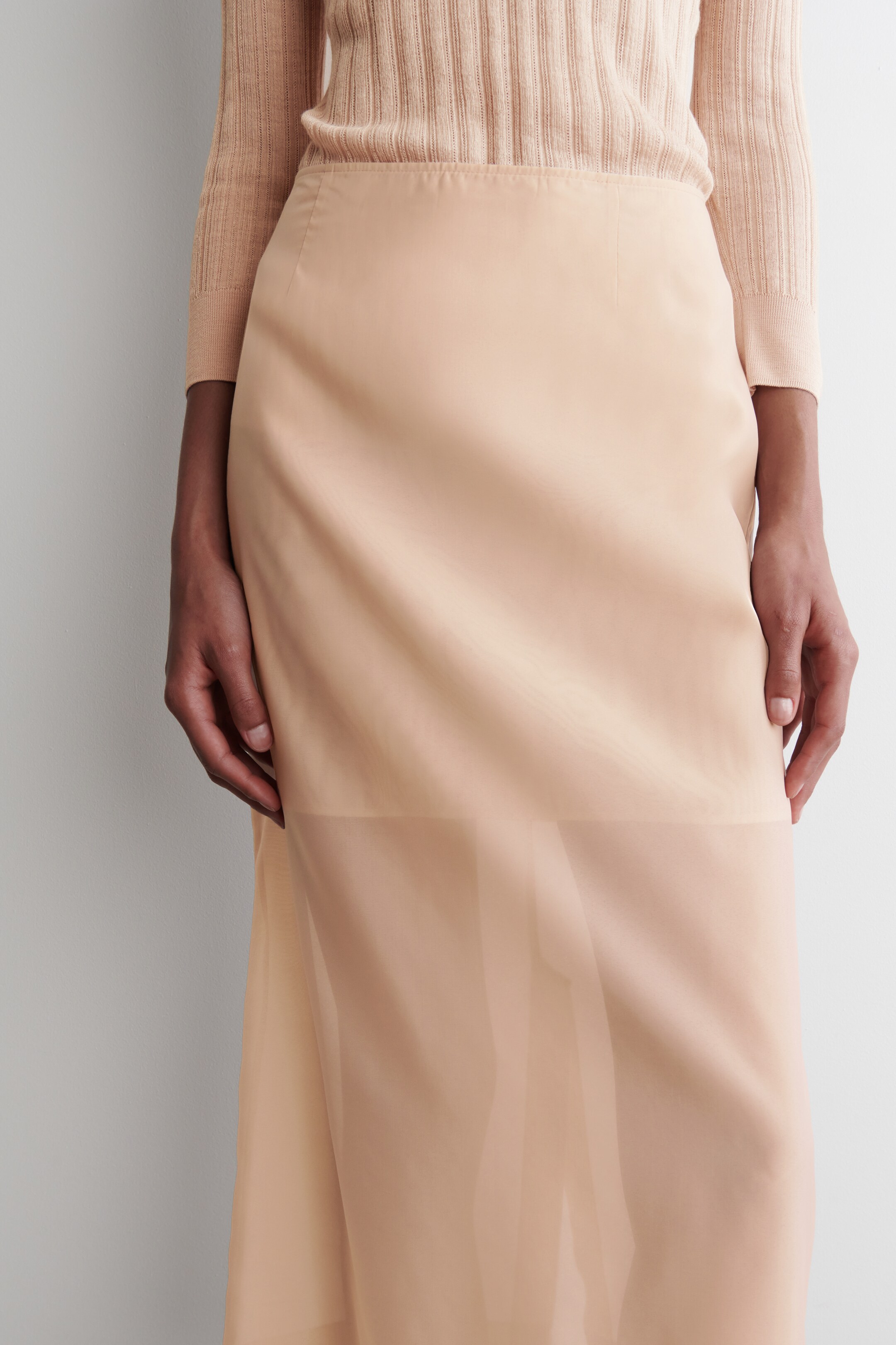 Visa större bild: SKIR KOLUMNKJOL - PERSIKOFÄRGAD - DAM | H&M SE 4