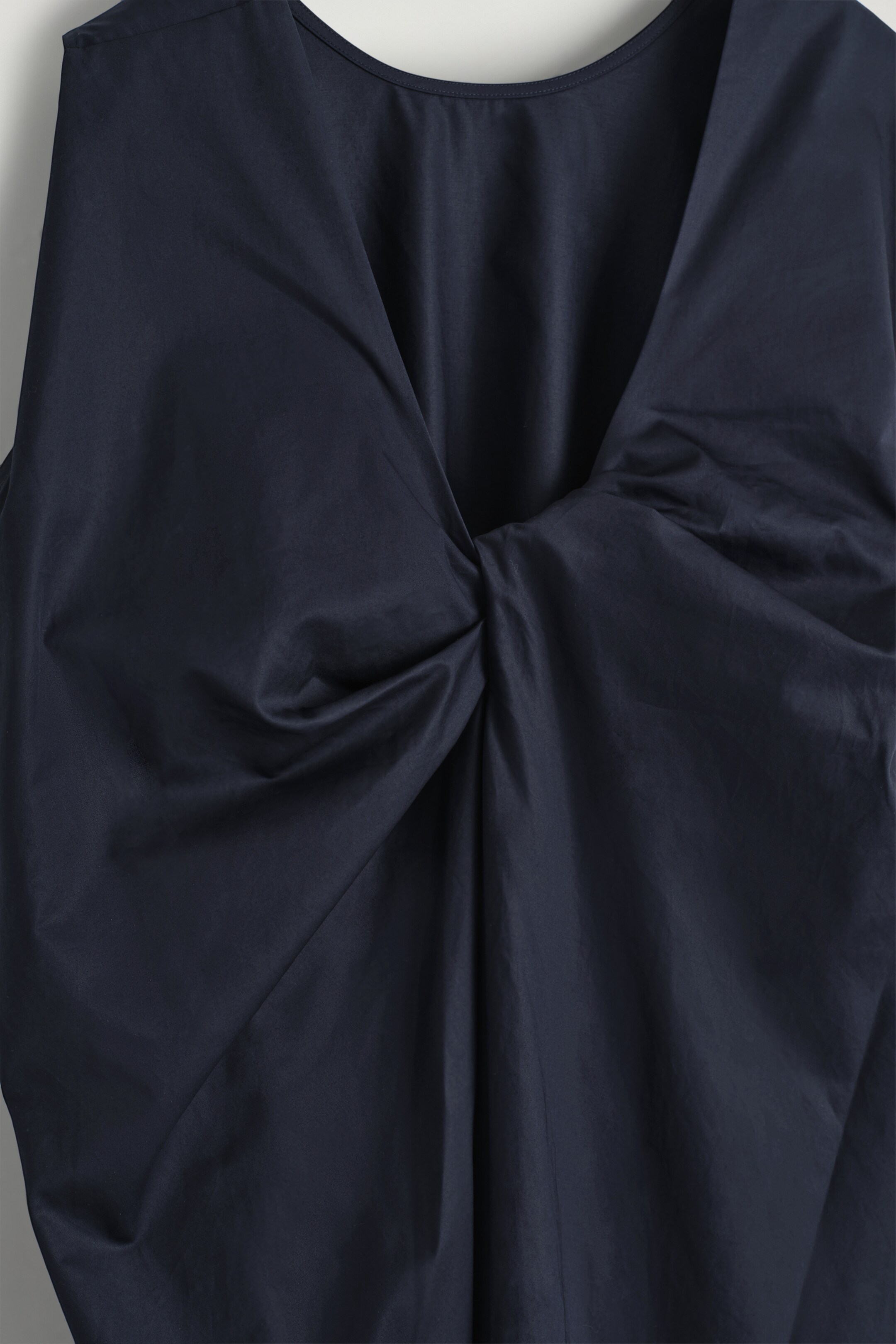 Agrandir l'image: ROBE MIDI À DOS TORSADÉ EN COTON - BLEU MARINE - FEMME | H&M BE 6