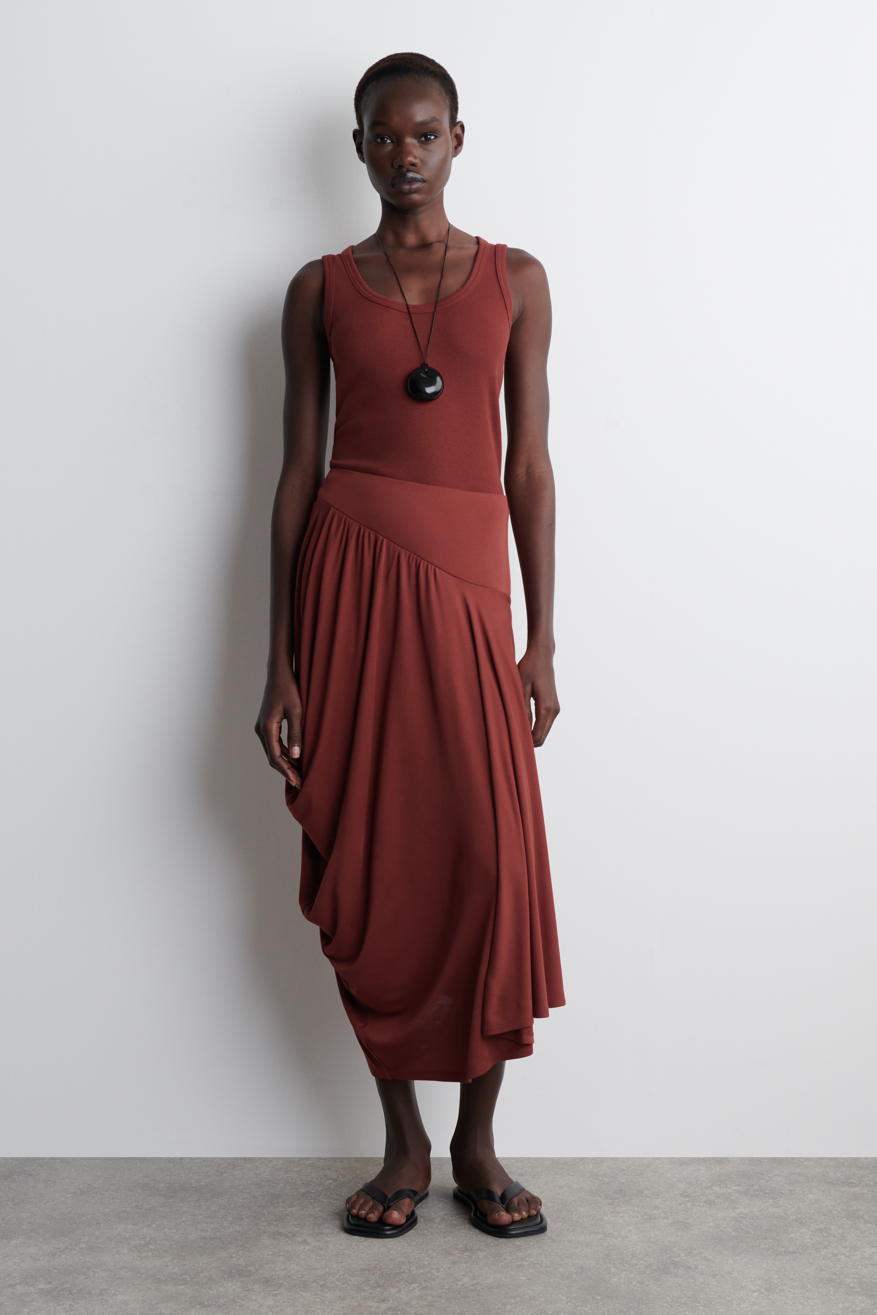 ASYMETRYCZNA SPÓDNICA MIDI Z DRAPOWANIEM - CIEMNOCZERWONY