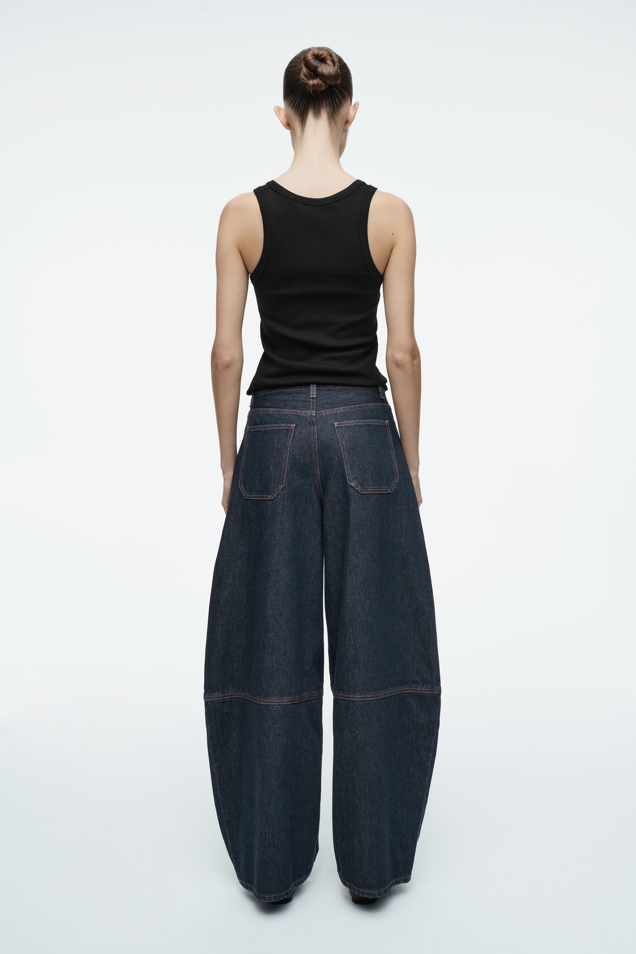PANTALONES DENIM SIN TRATAR CON PERNERA DE BARRIL
