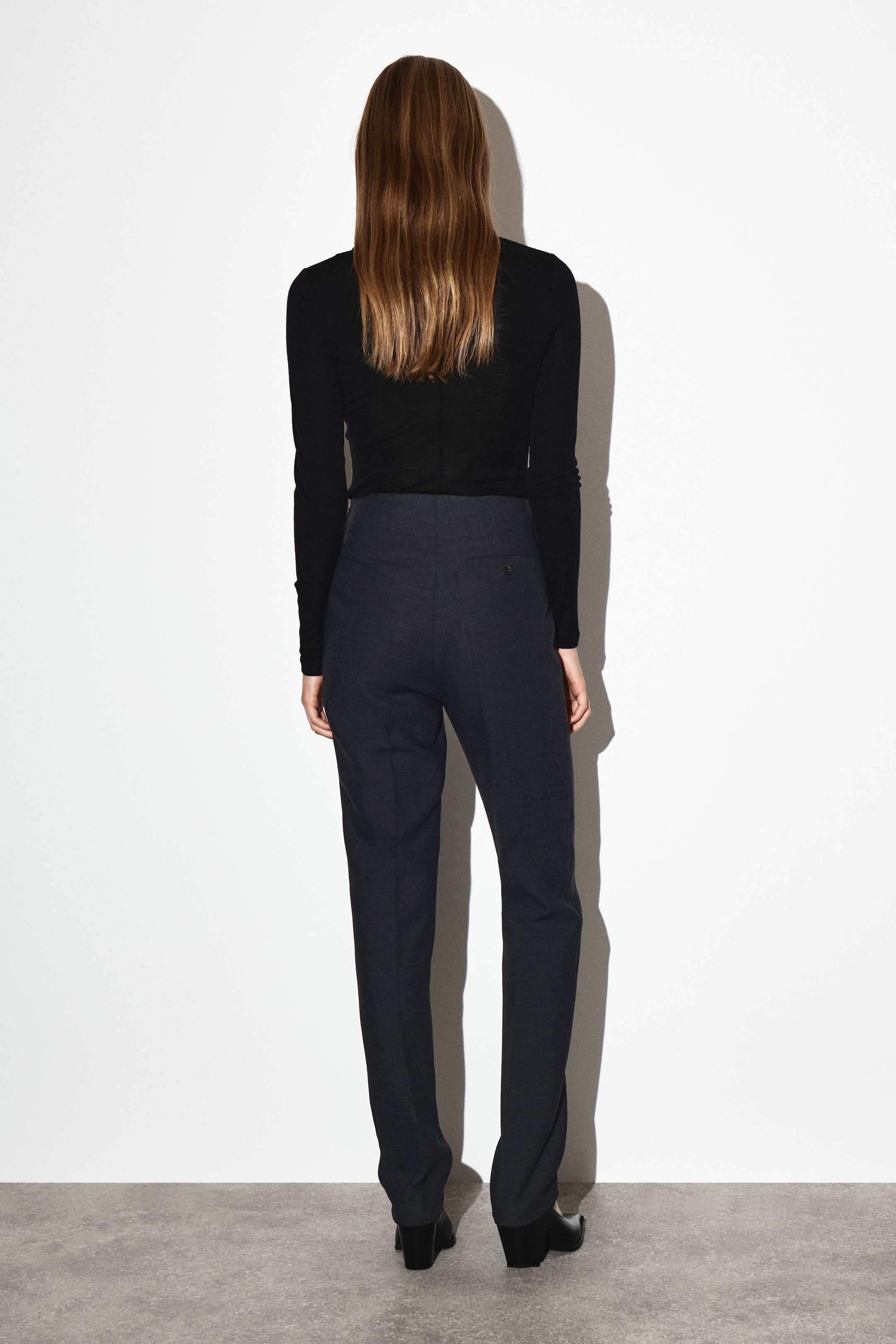 Grösseres Bild ansehen: HOSE AUS WOLL-MIX MIT SCHMALEM BEIN - ANTHRAZIT - DAMEN | H&M CH 2