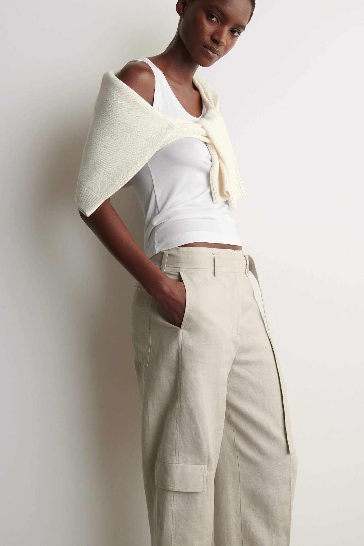 BELTED LINEN BARREL-LEG TROUSERS — BEIGE