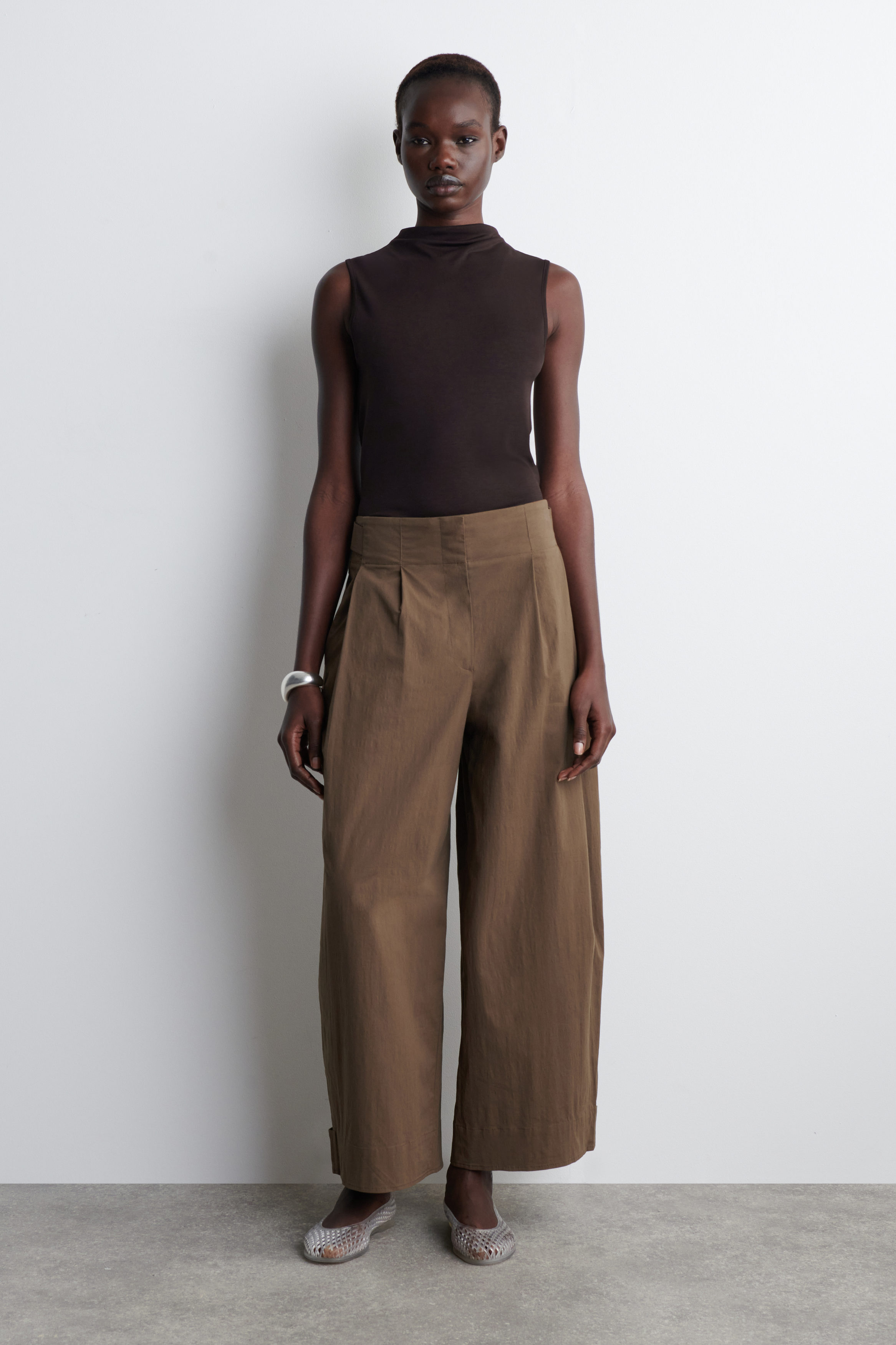 新品未使用完売品【COS】BARREL-LEG COTTON TROUSERS COTTON BARREL-LEG PANTS - BROWN | COS