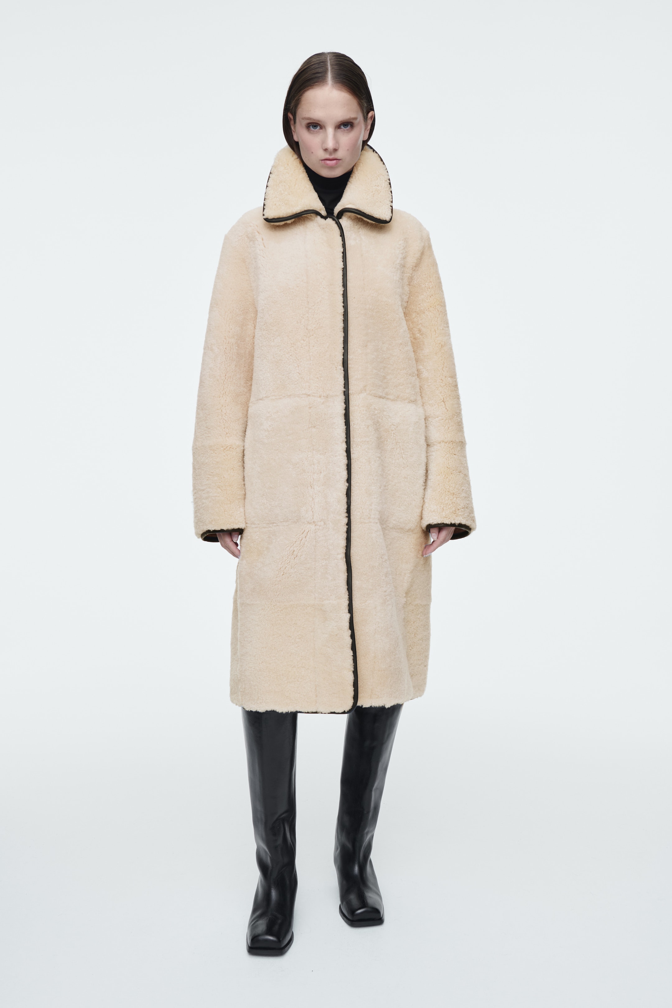 Agrandir l'image: MANTEAU EN PEAU LAINÉE BORDÉ DE CUIR - CRÈME - FEMME | H&M CH 1