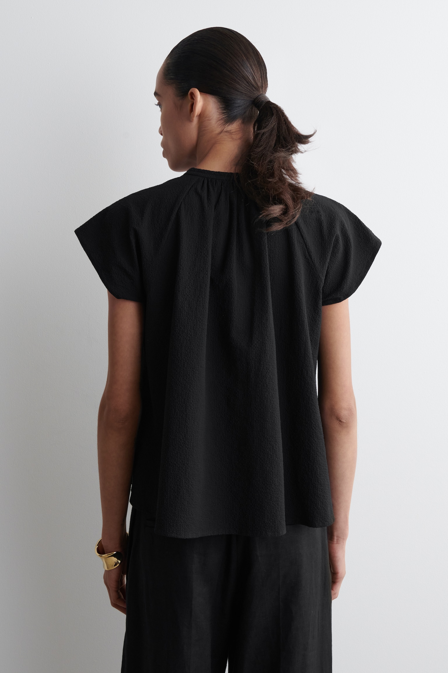 BLUSA FRUNCIDA CON CUELLO MAO - NEGRO - 4