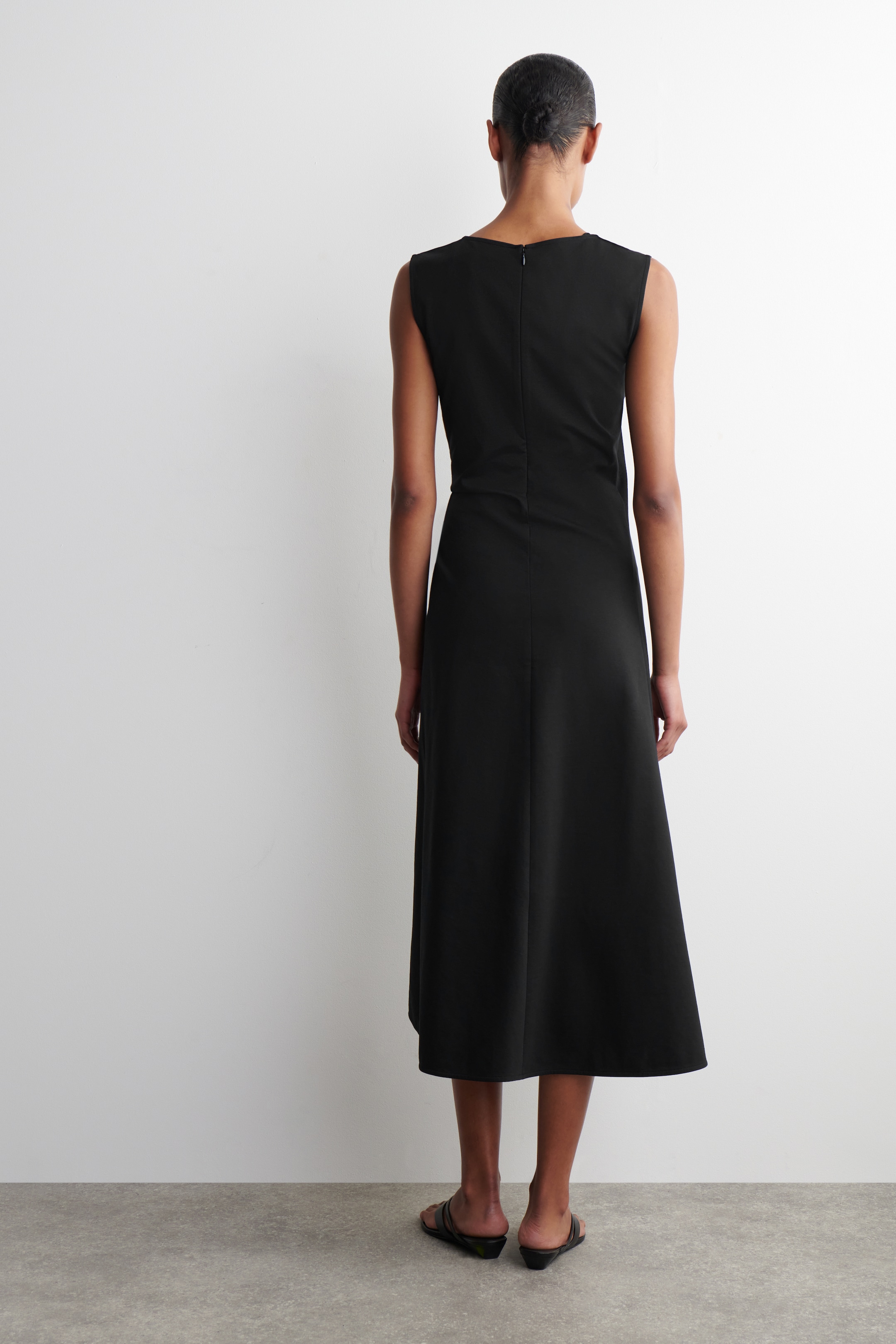 Größeres Bild anzeigen: MIDIKLEID MIT TWIST-DETAIL - SCHWARZ - Ladies | H&M AT 3