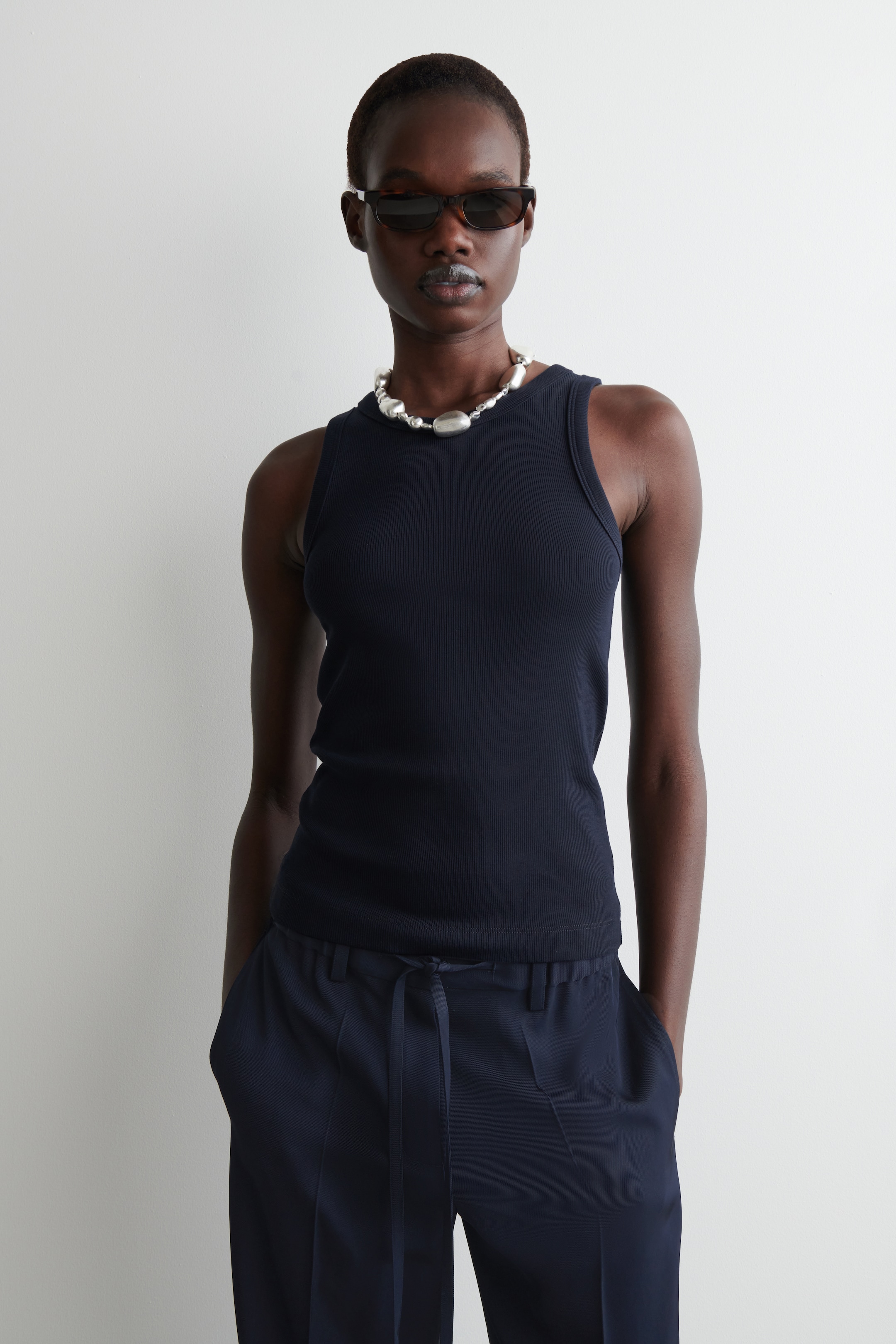 Visualizza immagine più grande: CANOTTA CON LAVORAZIONE A COSTE - BLU NAVY - DONNA | H&M IT 1