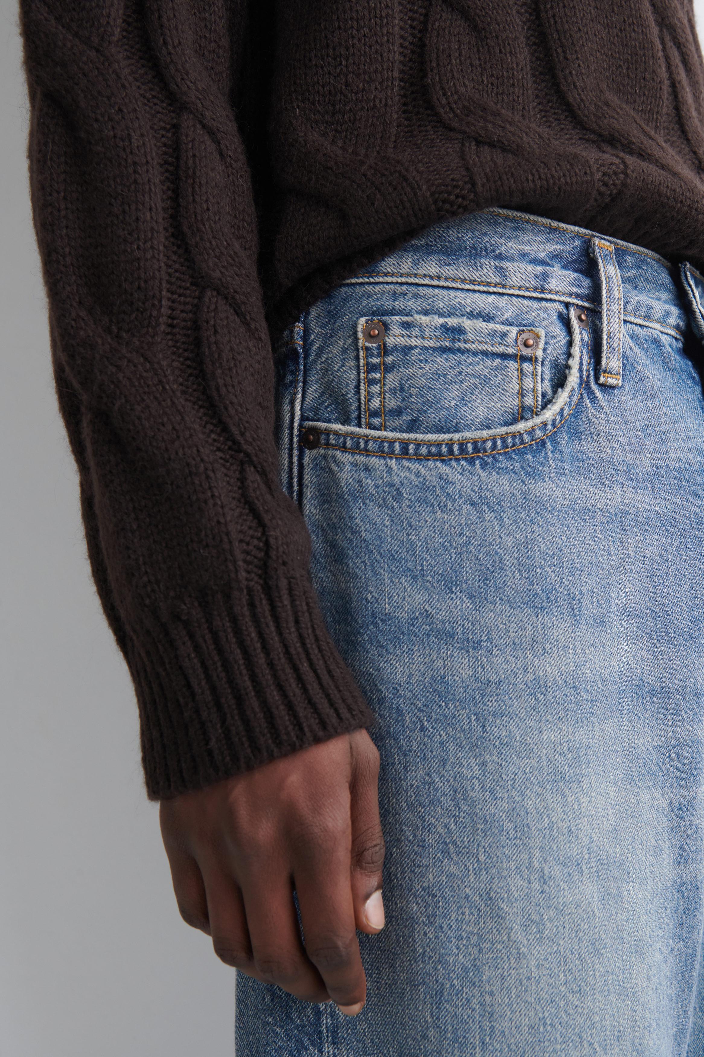 COS ライダーストレートレッグジーンズ フェードブルー RIDER STRAIGHT-LEG JEANS ライダーストレートレッグジーンズ ダーク