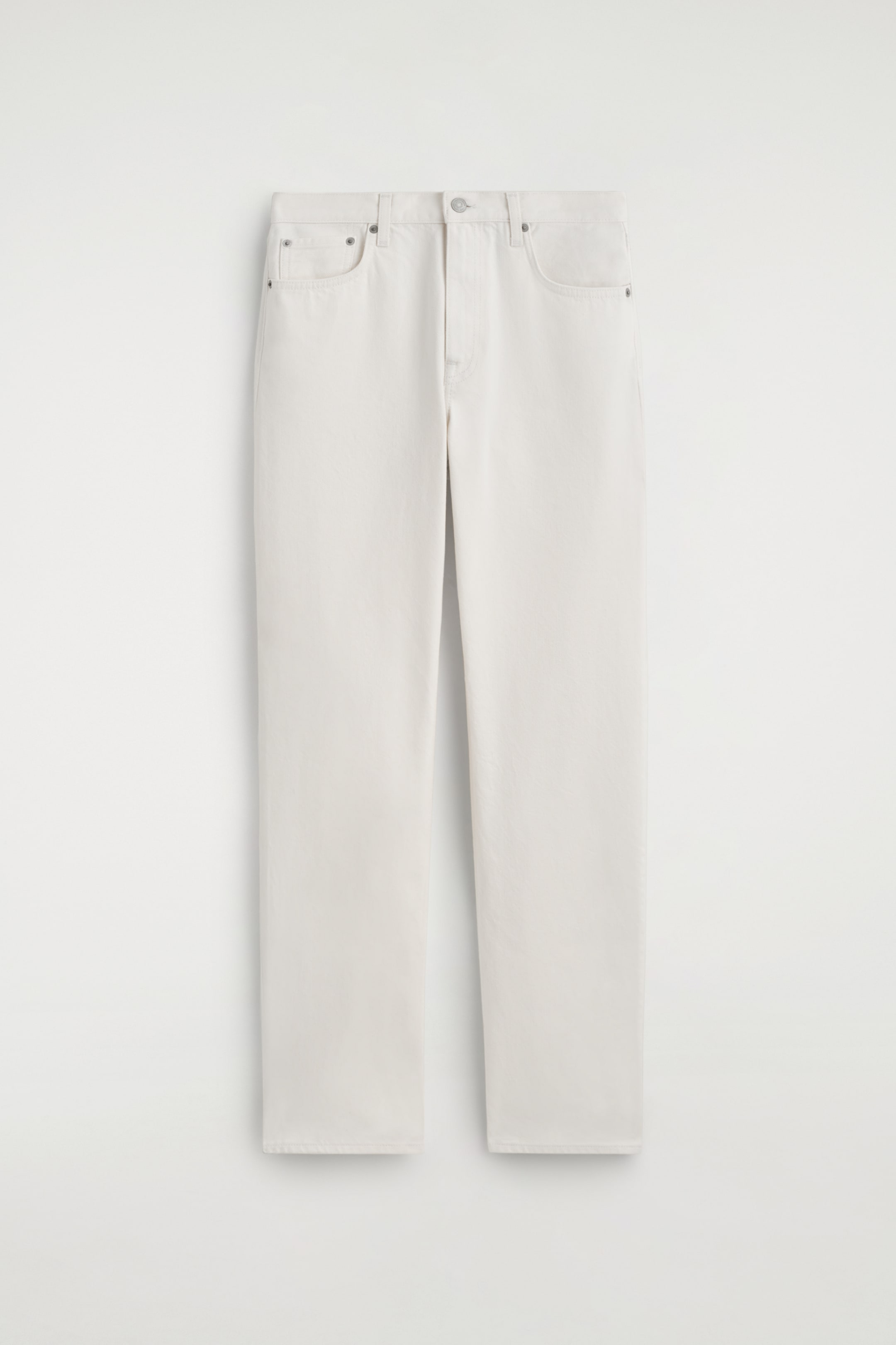 Größeres Bild ansehen: Ein Paar cremeweiße Jeans mit geradem Bein wird VON VORNE präsentiert und erstreckt sich über die volle Länge. Sie verfügen über einen Knopf- und Reißverschluss am Bund, zwei Vordertaschen mit Metallnieten und tonale Nähte.
