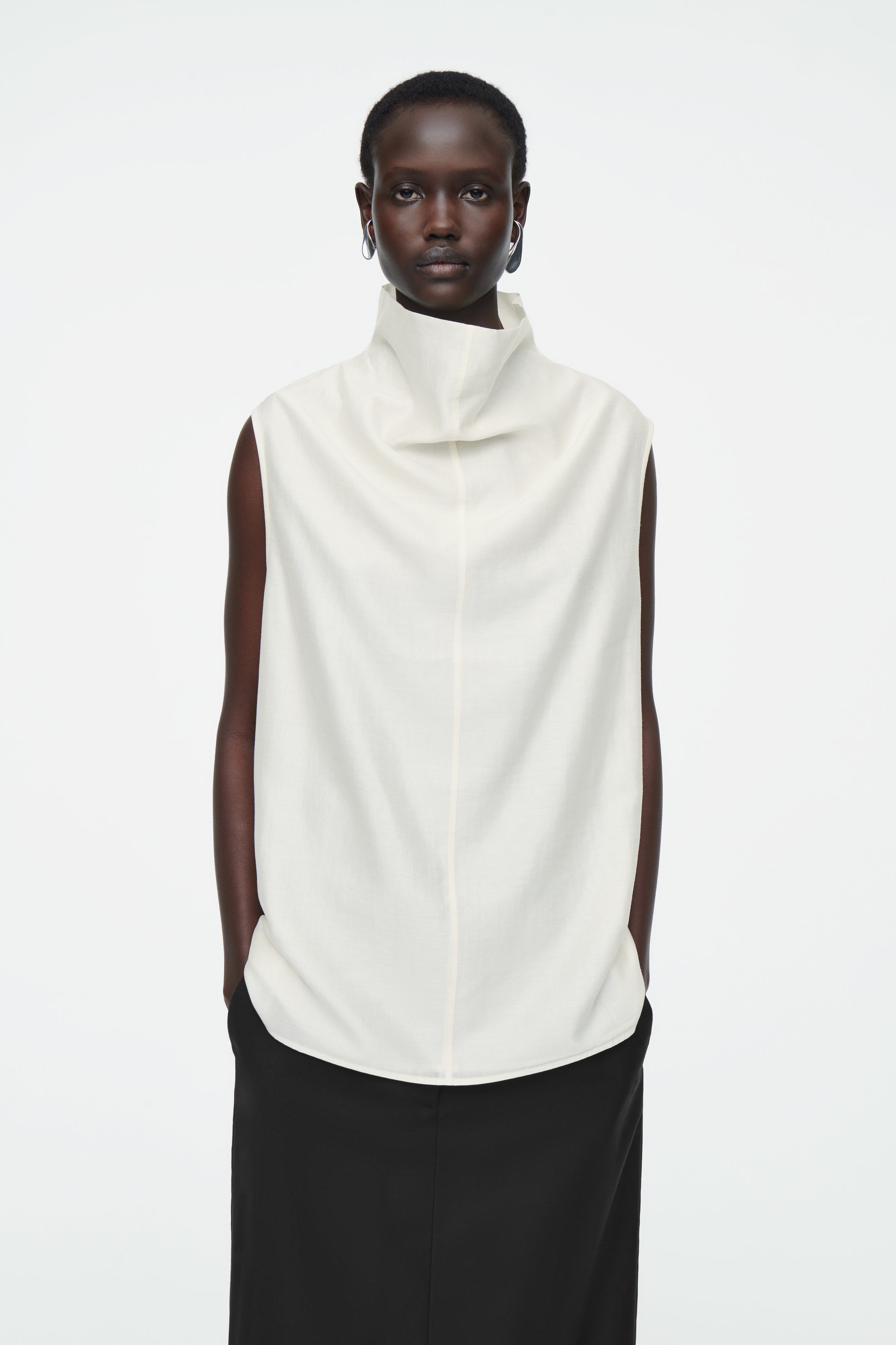 【送料&関税込】TotAme Sleeveless Funnel-neck Top Toteme Sleeveless Funnel-Neck Top Macadamia