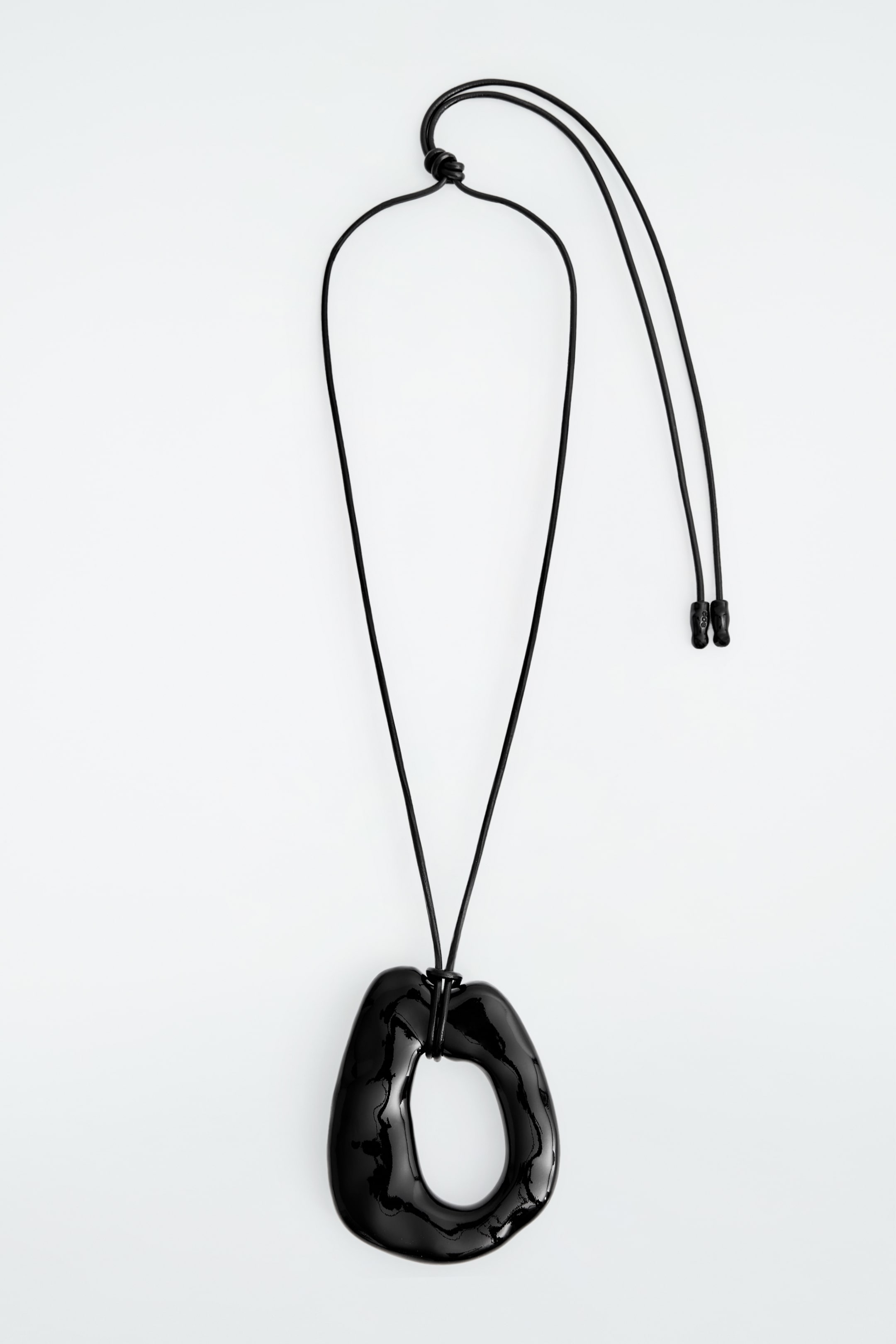 Größeres Bild anzeigen: LEDERKETTE MIT ANHÄNGER - SCHWARZ - Ladies | H&M AT 2