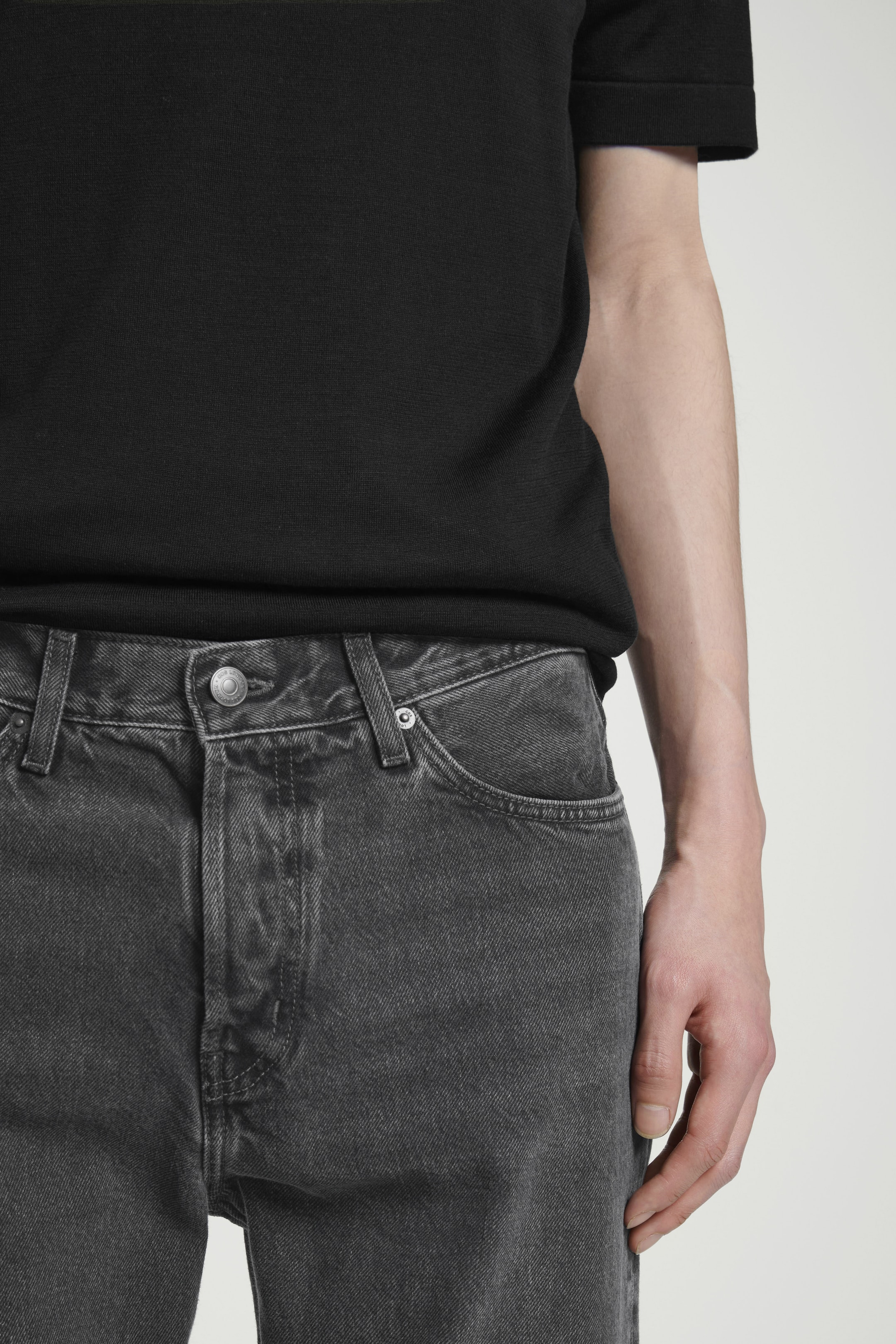 Visa större bild: PILLAR AVSMALNANDE JEANS - BLEKT SVART - HERR | H&M SE 2