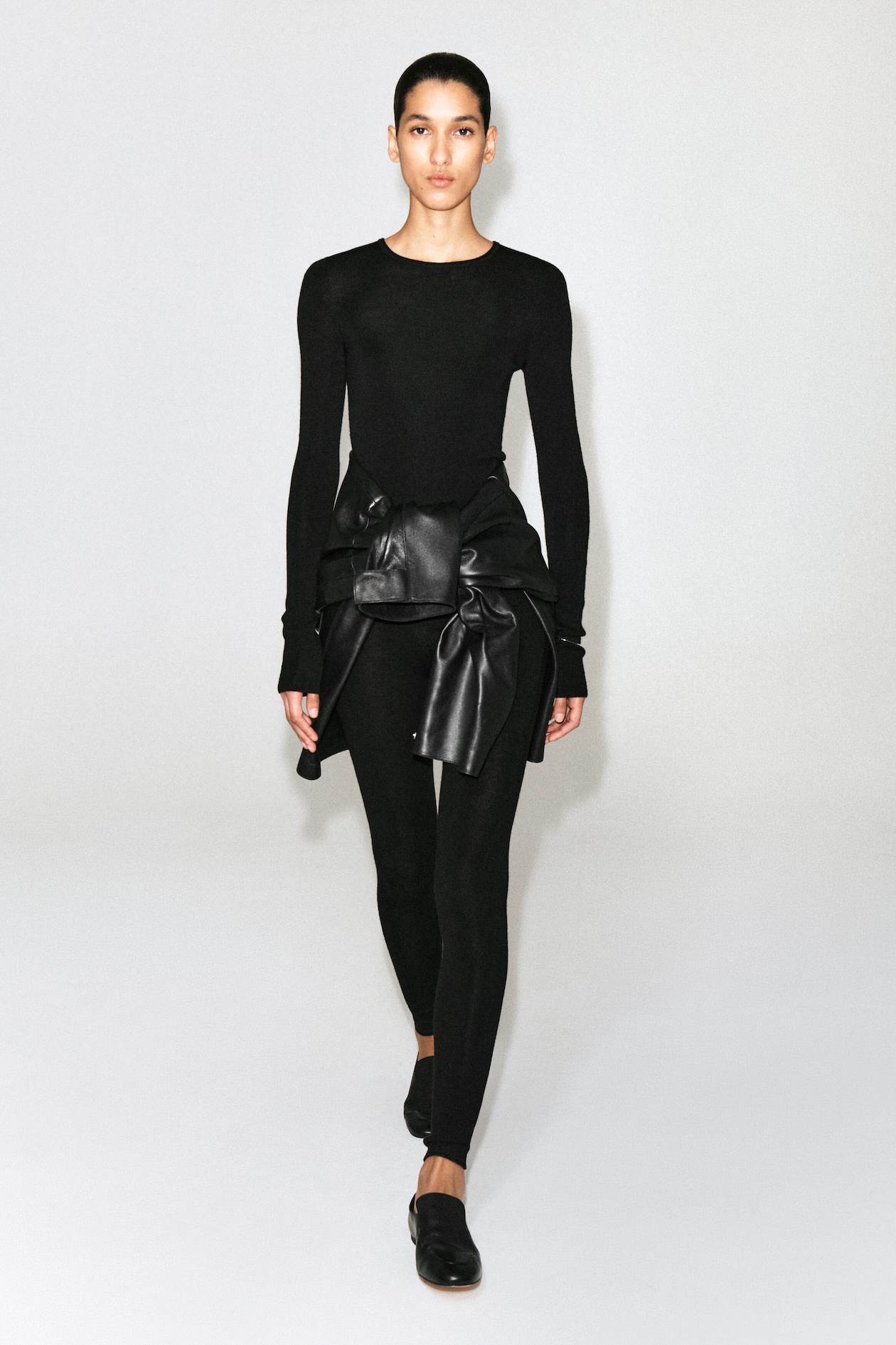 SEAMLESS MERINO WOOL LONG-SLEEVED TOP — BLACK