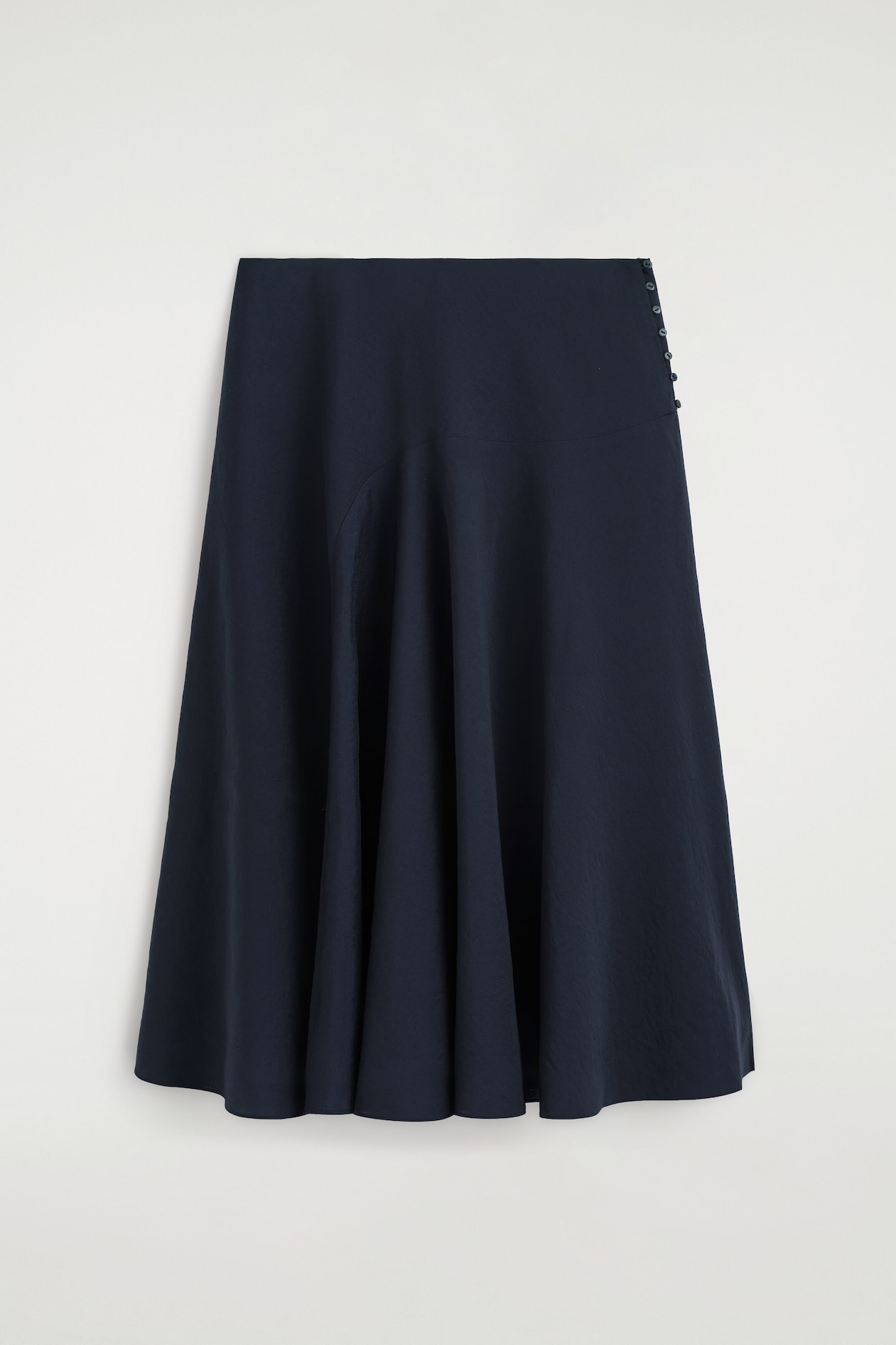 BUTTON-DETAIL FLUID MIDI SKIRT — NAVY