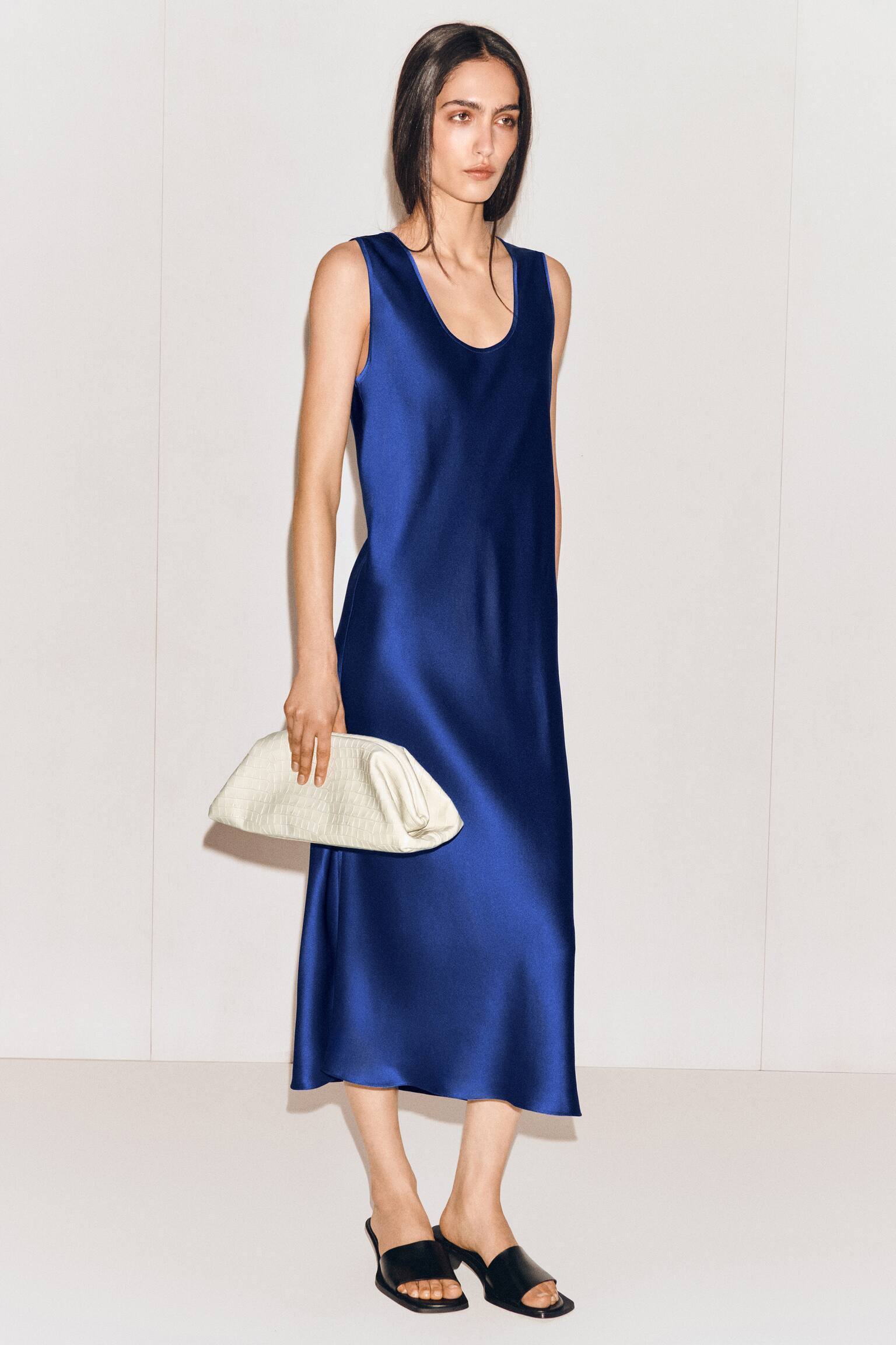 MIDIKLÄNNING MED DJUP HALSRINGNING I SATIN-BLÅ - 3