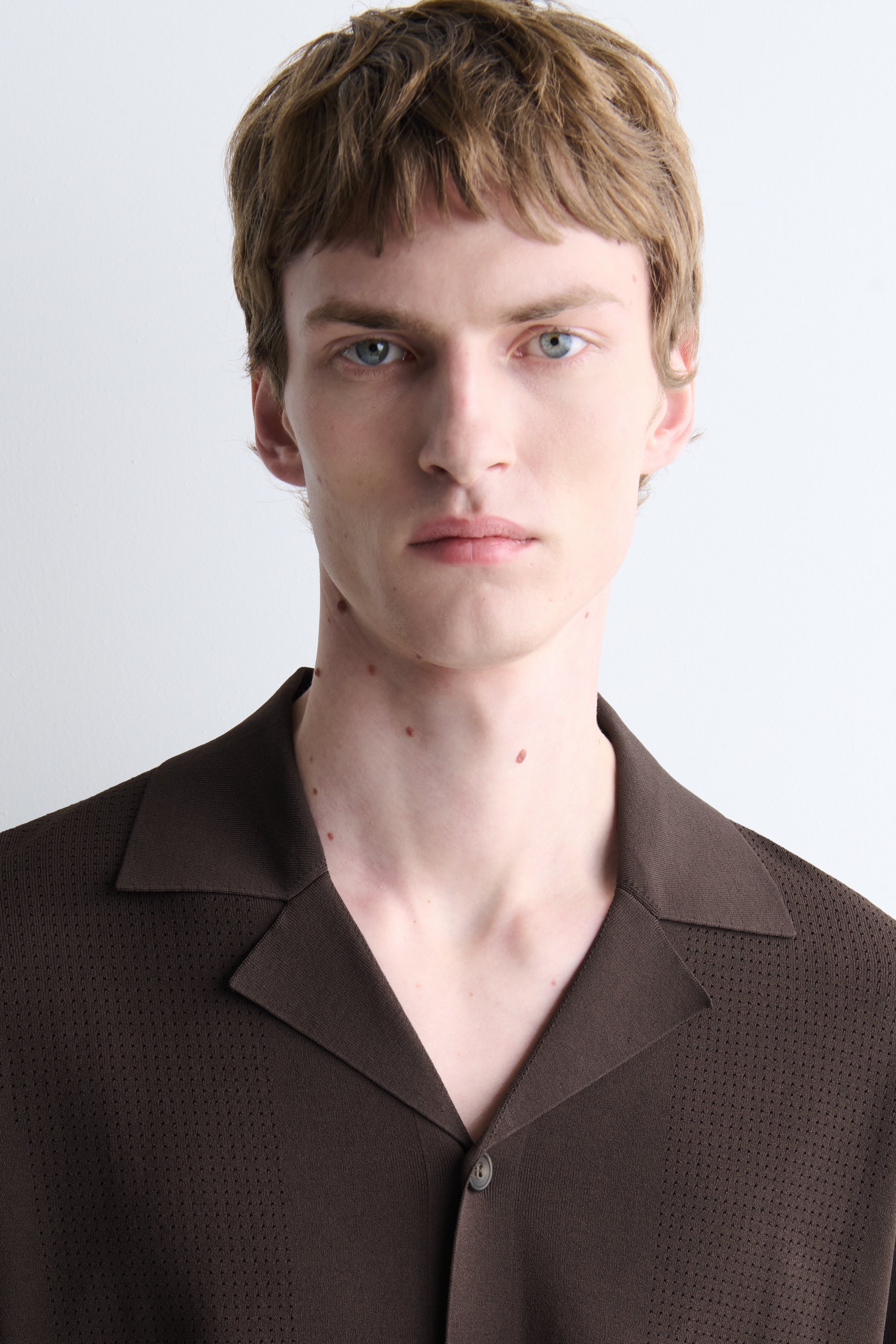 PERFORATED KNITTED SHORT-SLEEVED SHIRT