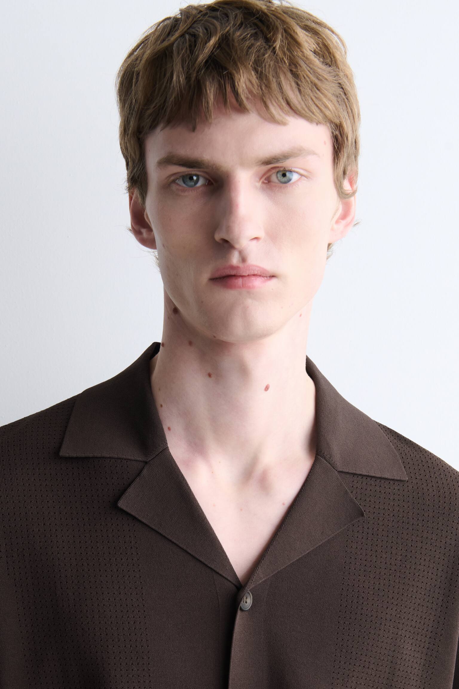 PERFORATED KNITTED SHORT-SLEEVED SHIRT - DARK BROWN - 6