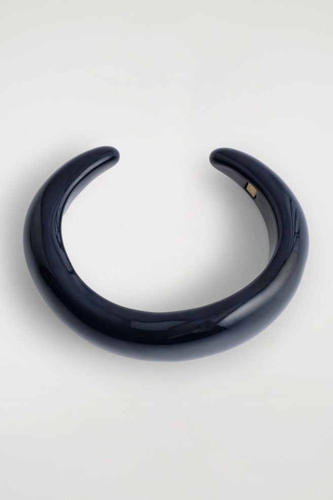 CHUNKY CURVED BANGLE — DARK BLUE