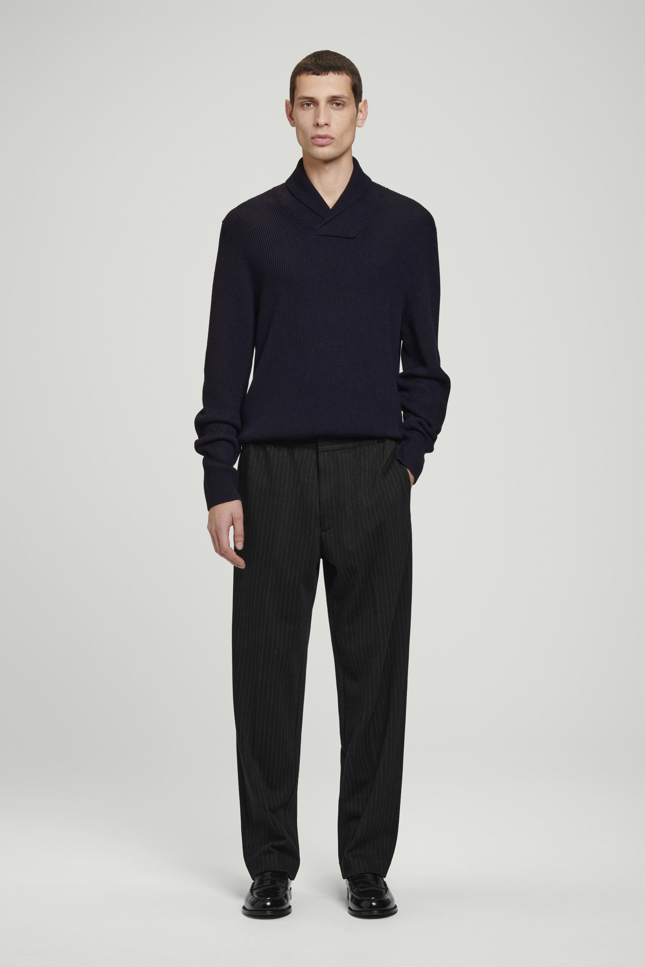 Agrandir l'image: PULL À COL CHÂLE EN LAINE MÉRINOS CÔTELÉE - BLEU MARINE - HOMME | H&M CH 3