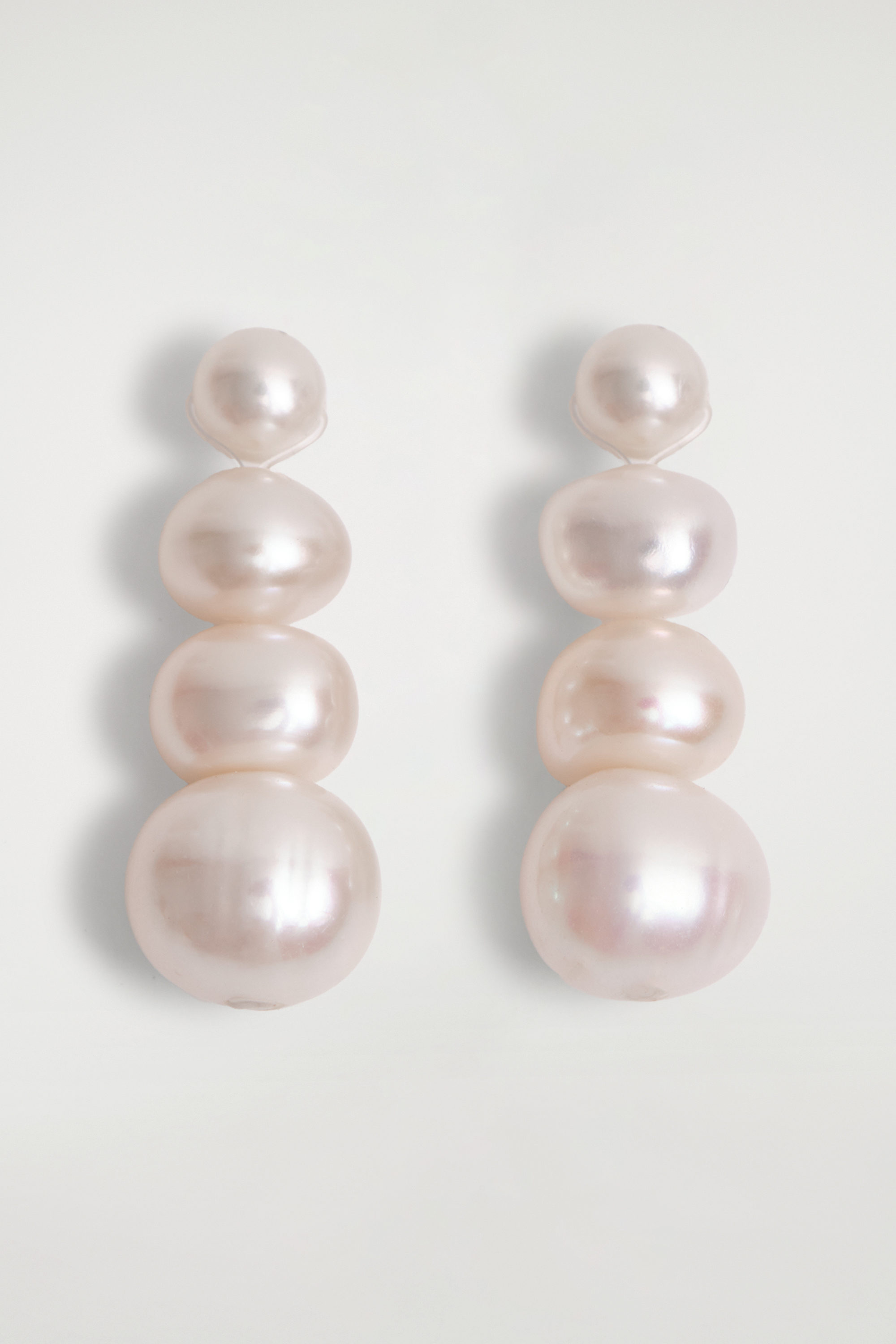 FRESHWATER PEARL STUD EARRINGS - PEARL / GOLD | COS
