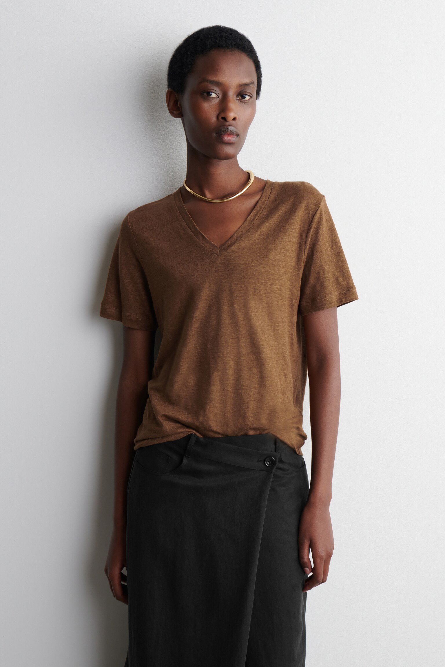 CAMISETA DE LINO CON CUELLO DE PICO - MARRÓN/NEGRO/VERDE CLARO/BLANCO - 1