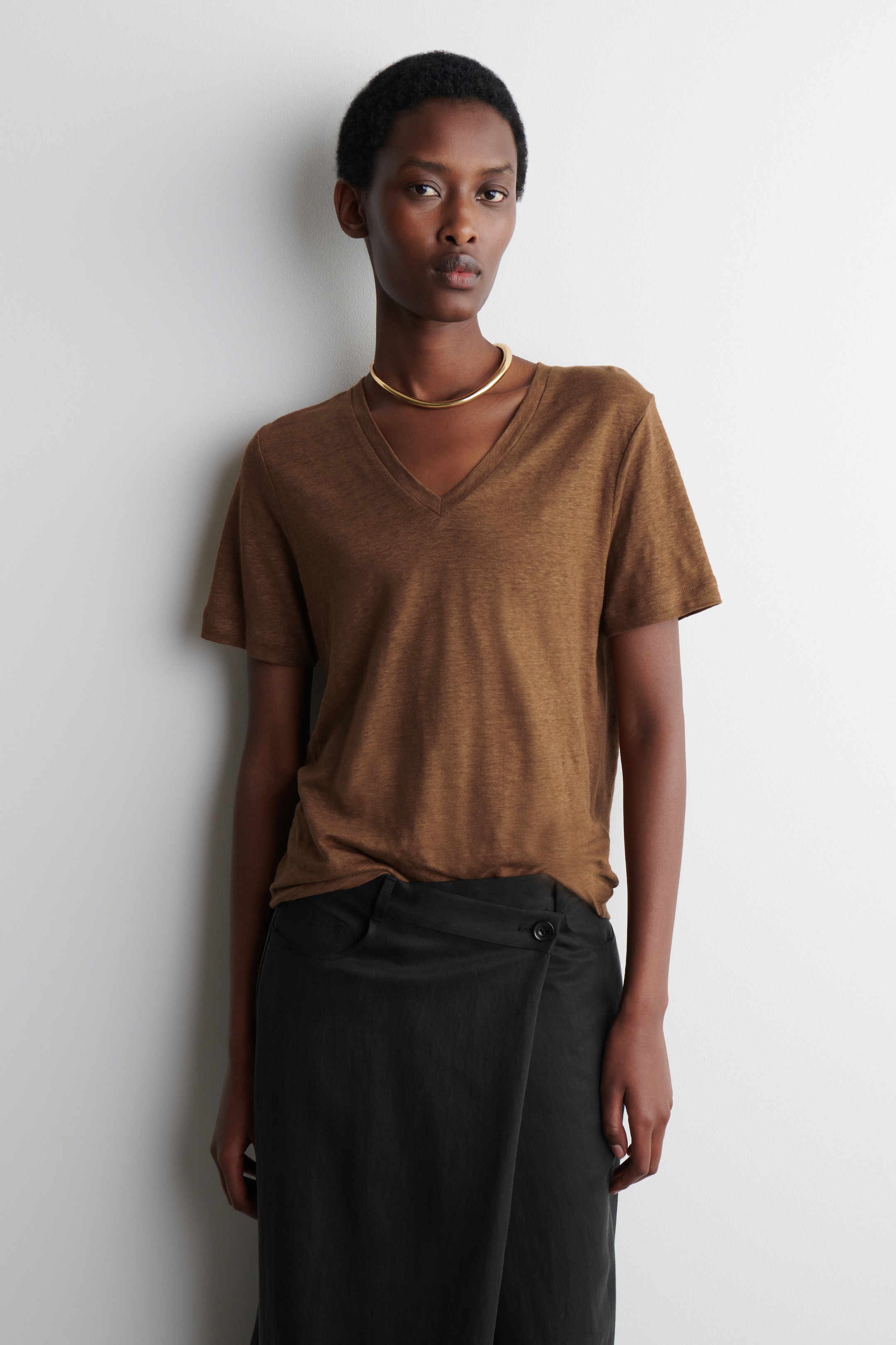Zobrazit větší obrázek: LÍNENÉ TRIČKO S V-VÝSTŘIHEM - HNĚDÝ - ŽENY | H&M CZ 1