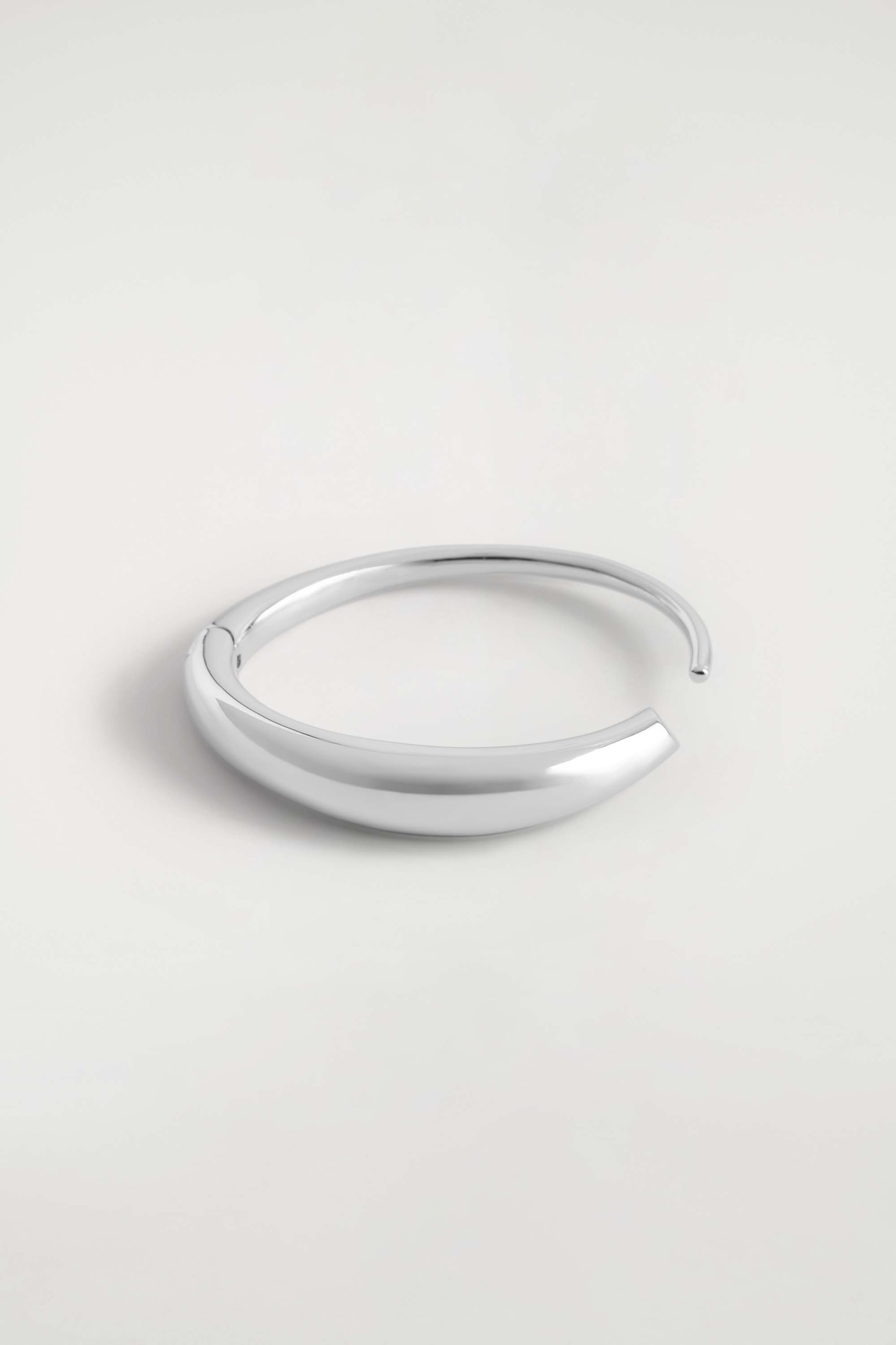 SCULPTURAL BANGLE