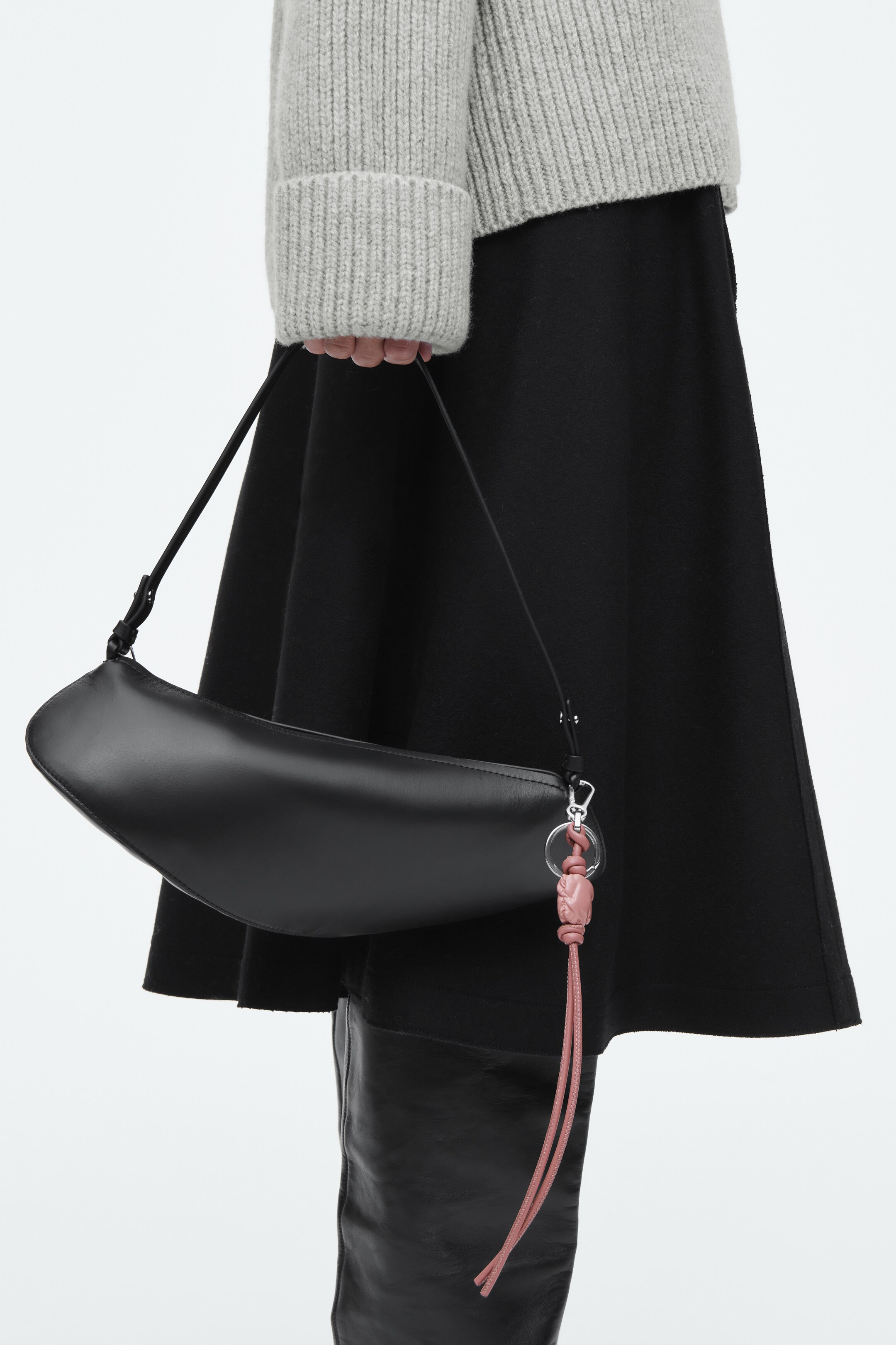 Größeres Bild anzeigen: ANHÄNGER MIT STEPPDESIGN, PERLEN UND LEDERQUASTE  - ROSA - Ladies | H&M AT 1