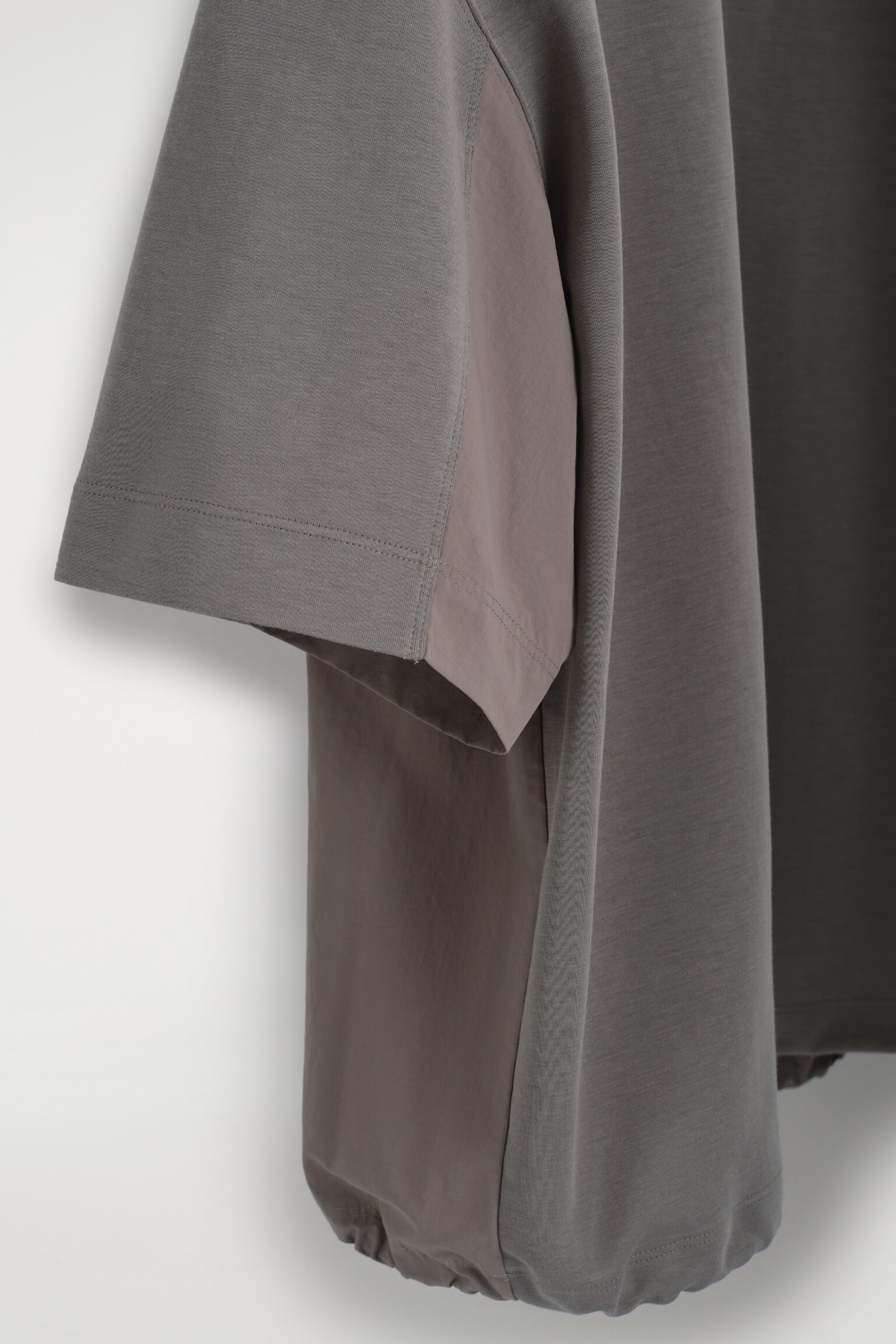 CAMISETA OVERSIZE CON PANEL DE NYLON - TOPO - 3