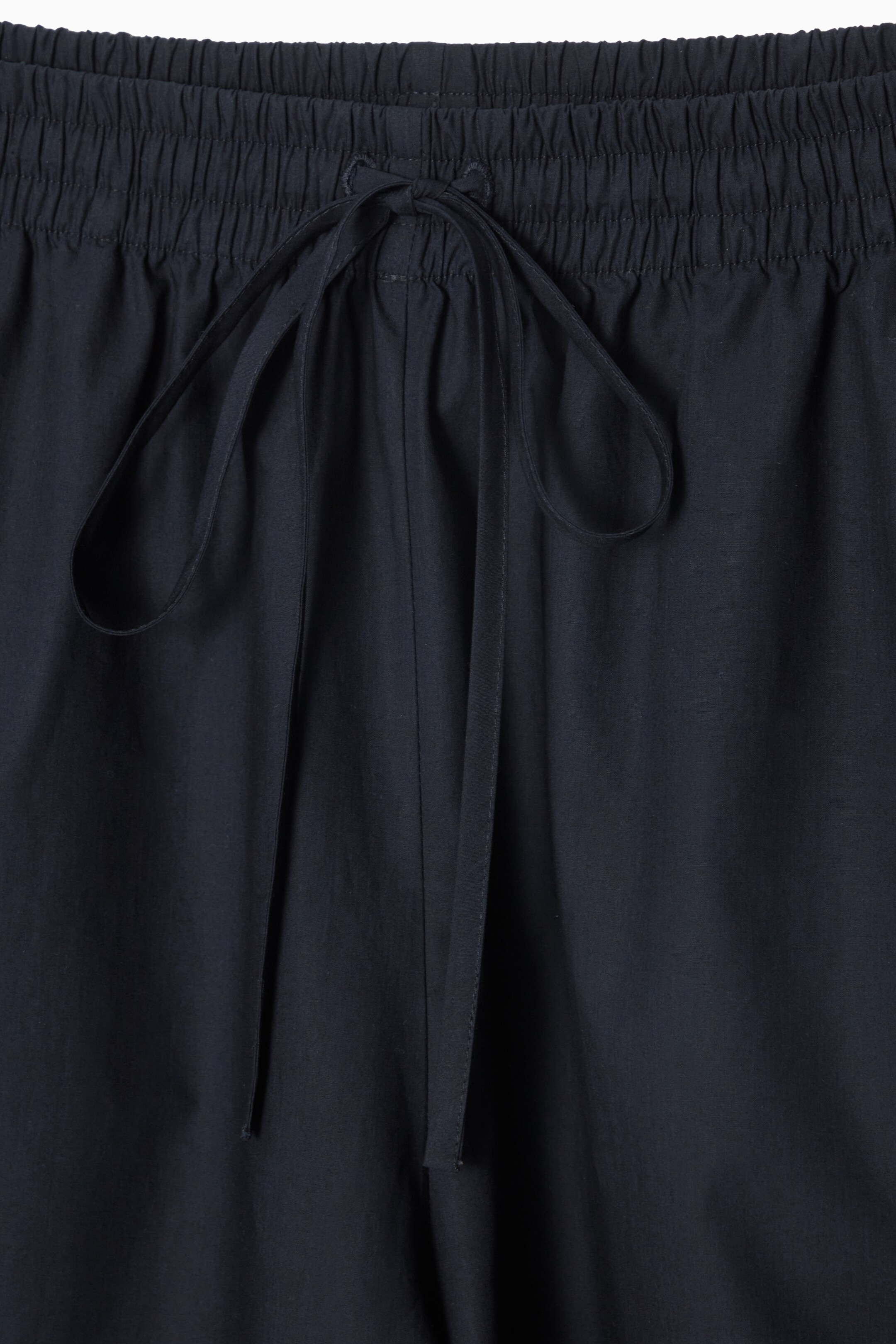 Visa större bild: SHORTS I BOMULL MED DRAGSKO - MARINBLÅ - DAM | H&M SE 2