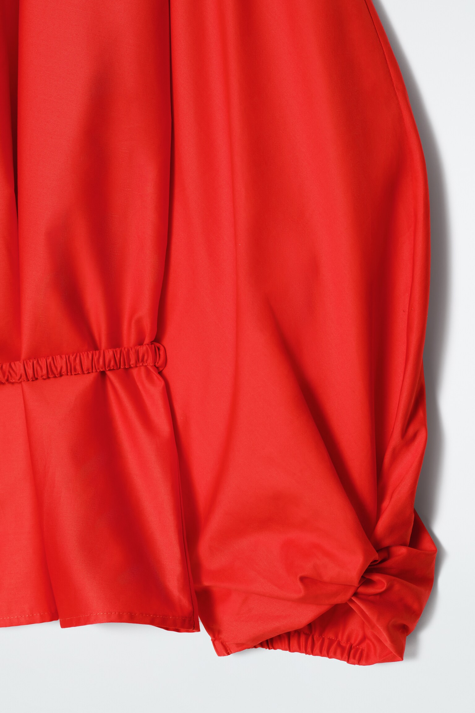 BLUSA CON VOLANTE Y DETALLE DE CORDÓN - ROJO/AZUL MARINO - 5
